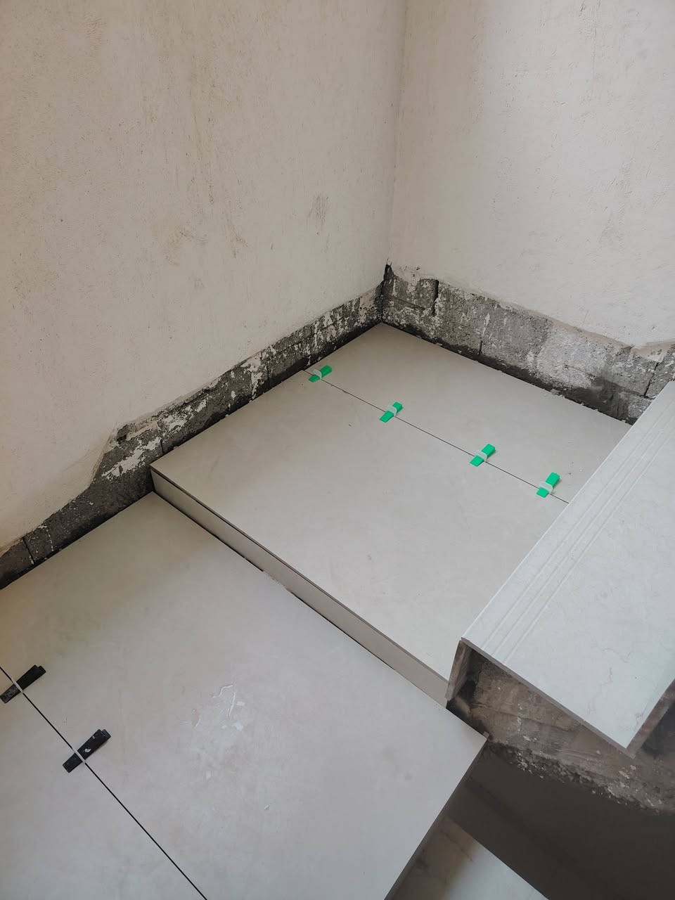 اسطه سيراميك وبورسلين متفرغ وشغل استلام مهندس وانتاج زين واسعار مناسبه والتزام بل عمل خابر وتدلل نتراهم وحسب الطلب ***********
