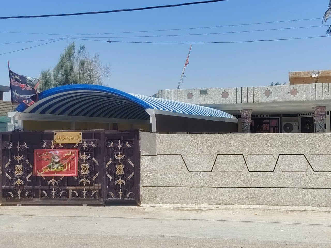 الدار البيع /عرض البيت ) 22)) طول البيت 46/
بيت يحتوي على مضيف 4x8
هول 4x5 / صاله 4x9) غرف عدد ثنين 4x5)) مطبخ 4x5
حديقه اما مية او حديقة خلفية مع صحيات او مطبخ خارجي 
مساحة الكل( 1012) متر  رقم الهاتف ***********
