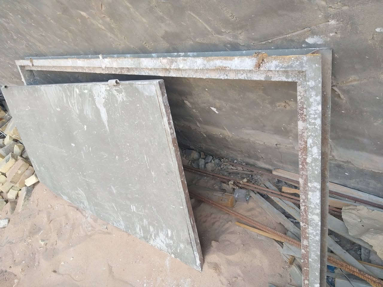 للبيع بصره ياسين خريبط
درج مع باب حديد وجهين بليت مع جرجوبه جنل شغل حديد ثقيل 
***********
درج ٢٥٠ ألف 
باب حديد  ٢٥٠ الف

