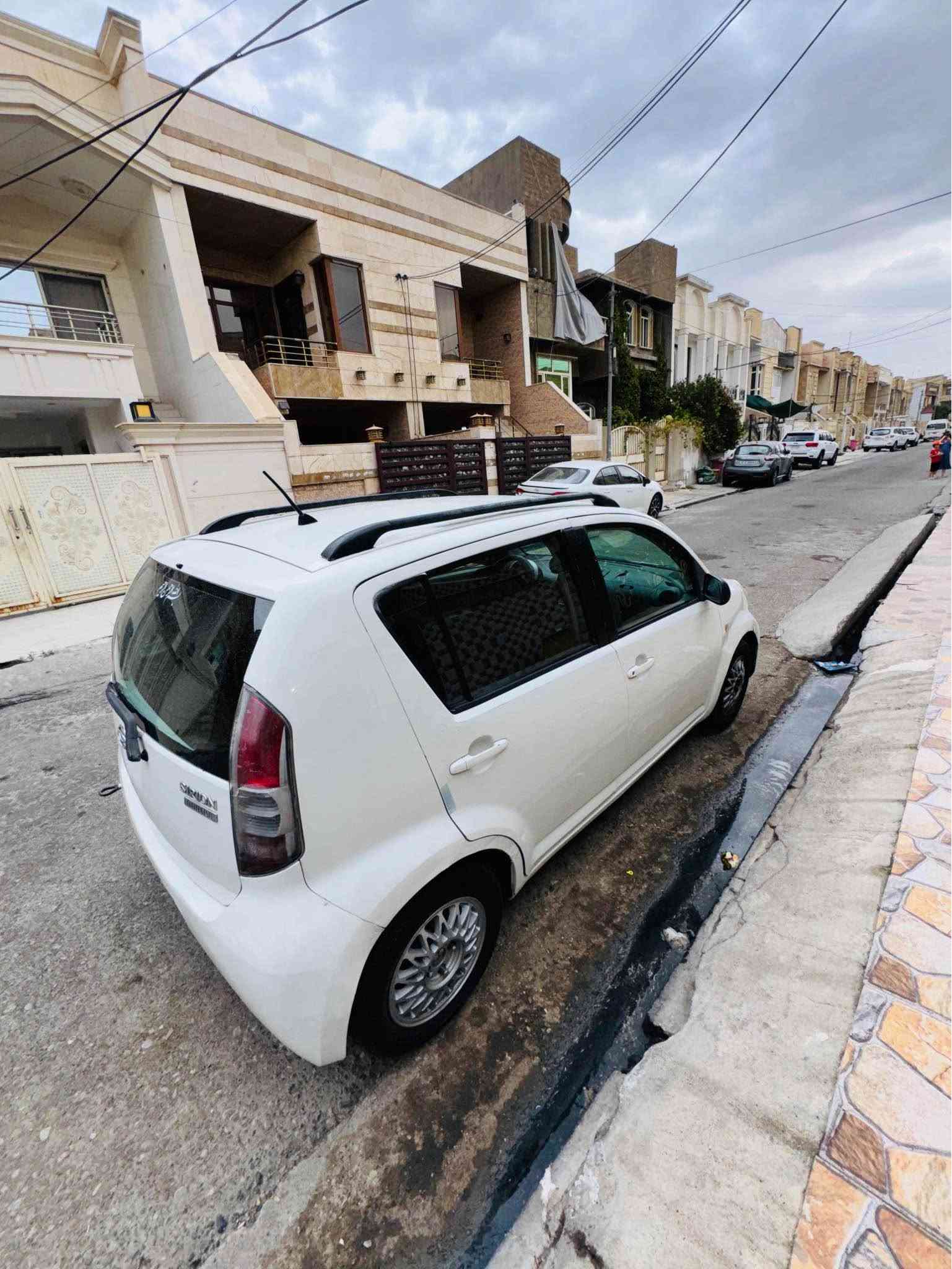 ***********
دایسۆن سیرۆن 
مۆدیل 2005
سبوخ عام بۆ جوانی بێ لێدران 
گێر و مەکینە بەشەرت 
تەبرید بە شەرت 
هەزە نویە 
سەنەوی رەقەم نوێیە 
شاشە ئایپاد کامیرە 
سعری 55 و مجالەکی کەم 
مكان السياره اربيل هفلان تهايسون    ياباني     
رقم اربيل رقم جديد 
اوتوماتيك 2005   ابيع كفاله كير ومحرك   تبريد هزه جديده    سنويه  رقم جديد  شاشه ايباد كامره
مسبوع عام لل جماليه بيدون ضربه أربيل, العراق
