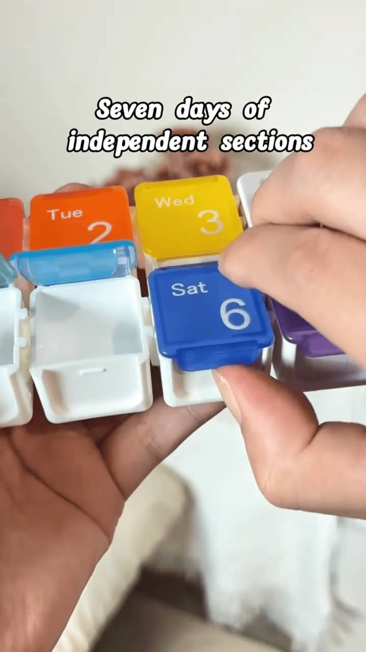 علبة دواء إلكترونية مزودة بجهاز إنذار 
Electronic pill box with alarm 

🔷الاستخدامات:

🔹تنظيم وجدولة تناول الأدوية، الفيتامينات، والمكملات الغذائية للمرضى وكبار السن بانتظام دقيق.

🔹تذكير المستخدم بمواعيد الجرعات اليومية بدقة ومنع نسيانها أو تكرارها بالخطأ بفضل المنبه الرقمي.

🔹مثالية للسفر، العمل، والرحلات بفضل إمكانية فصل الحافظات وحمل الأيام المطلوبة فقط.

⭐المميزات:

🔹منبه رقمي متطور (Up to 4 Alarms): شاشة رقمية ذكية مدمجة تتيح ضبط حتى 4 منبهات مختلفة في اليوم لتغطية كافة مواعيد الجرعات.

🔹تصميم نمطي قابل للفصل: تتكون من 7 خانات ملونة ومستقلة مرقمة من 1 إلى 7 ومطبوع عليها أيام الأسبوع بالإنجليزية، يمكن فكها وتركيبها بمرونة كاملة.

🔹أغطية ملونة شفافة: أغطية بألوان قزحية زاهية تتيح رؤية الأقراص في الداخل دون الحاجة لفتح العلبة.

🔹وضع توفير الطاقة (Power Saving): تنطفئ الشاشة تلقائياً بعد دقيقتين من عدم الاستخدام لإطالة عمر البطارية وتستيقظ بضغطة زر.

🔹إحكام الإغلاق: أغطية محكمة تمنع دخول الرطوبة أو الأتربة وتحمي الأقراص من السقوط أثناء التنقل.

📝الملاحظات:

🔹البطاريات المطلوبة: يعمل لوح المنبه الرقمي بواسطة بطاريتين من نوع AAA العادية (توضع في الجزء الخلفي للعداد) غير مدرجة مع المنتج.

🔹طريقة إيقاف صوت التنبيه: عند رنين المنبه في الوقت المحدد، سيستمر بالرنين لمدة دقيقة كاملة؛ يمكنك الضغط على أي زر لإيقاف الصوت فوراً. في حال عدم الضغط، سيعيد تذكيرك بنغمة قصيرة 3 مرات إضافية كل 5 دقائق.

🔹نظام التوقيت: يدعم الجهاز التحويل بين نظام التوقيت 12 ساعة أو 24 ساعة عن طريق الضغط على زري (M) و (H) معاً في نفس الوقت.

📏القياسات:

🔹أبعاد المنتج الكلية: 17 × 7 × 3 سم.

🔹أبعاد الحافظة اليومية الواحدة: 2.5 × 2.5 × 2.5 سم.

🔹أبعاد كرتون التغليف: 8 × 3 × 18 سم.

💳 ألسعر / 15،000 IQD
🚚يوجد خدمة توصيل
بغداد/ 3000 IQD
ألمحافظات/ 5000 IQD

نص مكتوب في الصور:
- Seven days of independent sections
- Pra quem vive esquecendo remédio Agora quero ver eu esquecer de tomar os meus remédios Caixa Organizadora De Comprimidos De 7 Dias , Temporizador Inteligente
- A caixa de comprimidos eletrônica é portátil