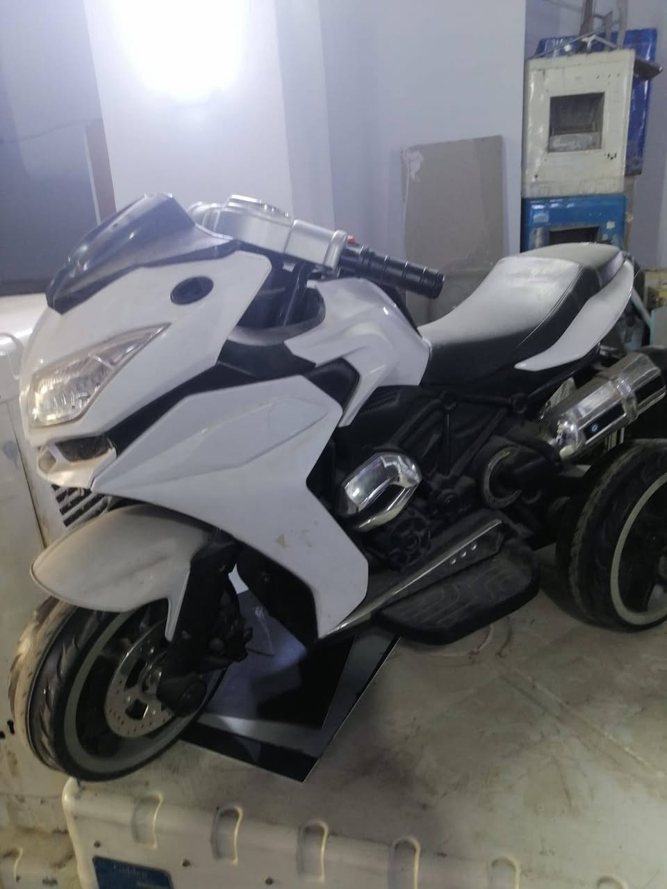 ماطور شغال ونظيف فقط بطاريه ضعيفه لكن بالشحن يشتغل ويمشي سعرو 50 بي مجال الاستفسار على ***********

