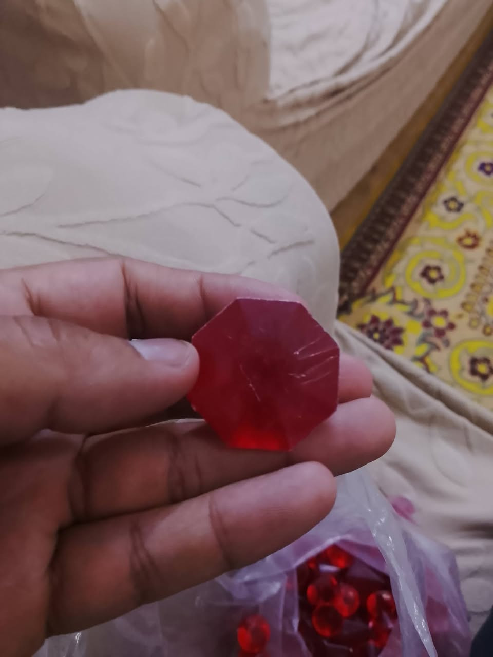 سلام عليكم ياقوت صناعة بلاستيك تقريبا 300قطعة سعر القطعة 250دينار بيع شلع كل الكمية مكاني بغداد ***********وتساب خادمكم
