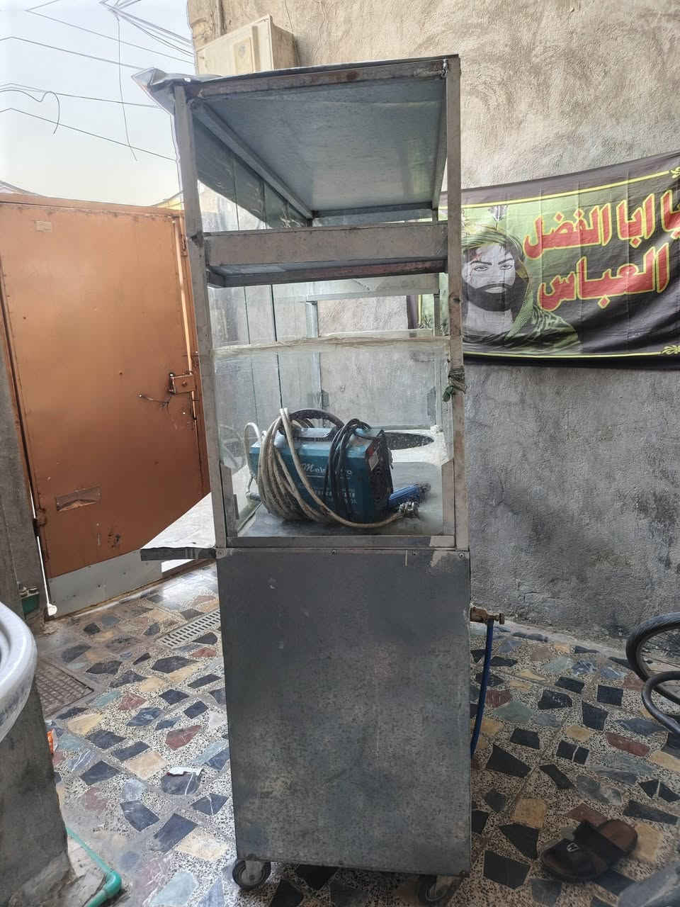 فاترينا للبيع تحتوي ع اثنين طباخات جاهزه
السعر 150 وبيه مجال 
الهاتف: ***********
