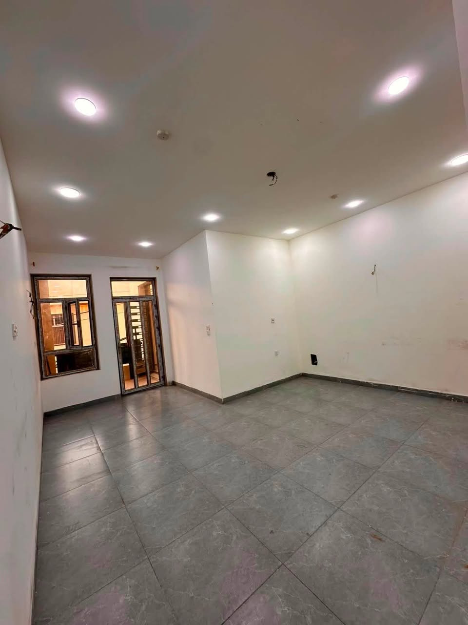 #للايجار_____في_____السيديه
✨ وحدة سكنية VIP – الطابق الأول (فوق الأرضي)

🔹 تتكون من:
• غرفتين نوم
• صالة مريحة
• مطبخ
• خدمات متكاملة

💰 قيمة الإيجار: 750,000 دينار عراقي شهريًا
🔒 مع تأمينات

📞 للاستفسار والحجز:
***********

📍 أو زورونا في مكتب الفهد الهندسي.
