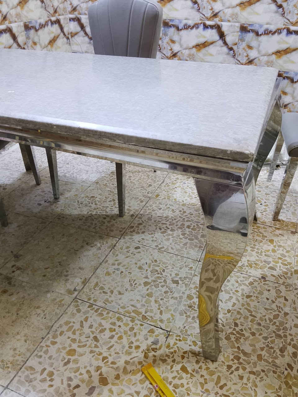 سلام عليكم ميز طعام ثقيل جدآ مع 6 كراسي السعر 600 وبي مجال العنوان الشعله شارع 60 الدوانم شارع بيت عنيد اسواق الصدرين ***********
