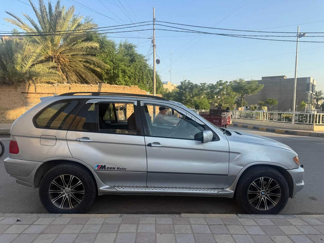 🚘 BMW X5 للبيع

• الموديل: 2005
• المحرك: 8 سلندر
• الكير: مبدل
• تبريد: شغال، يحتاج نقص غاز
• كهربائيات: نص ونص
• حادث: ربع بنيد
• منظومة: غاز + بنزين 
•صدر  نص عمر 
• السعر: 75 ورقة 💵

السيارة على وضعها، البيع للجادين فقط.
*********** بغداد, العراق
