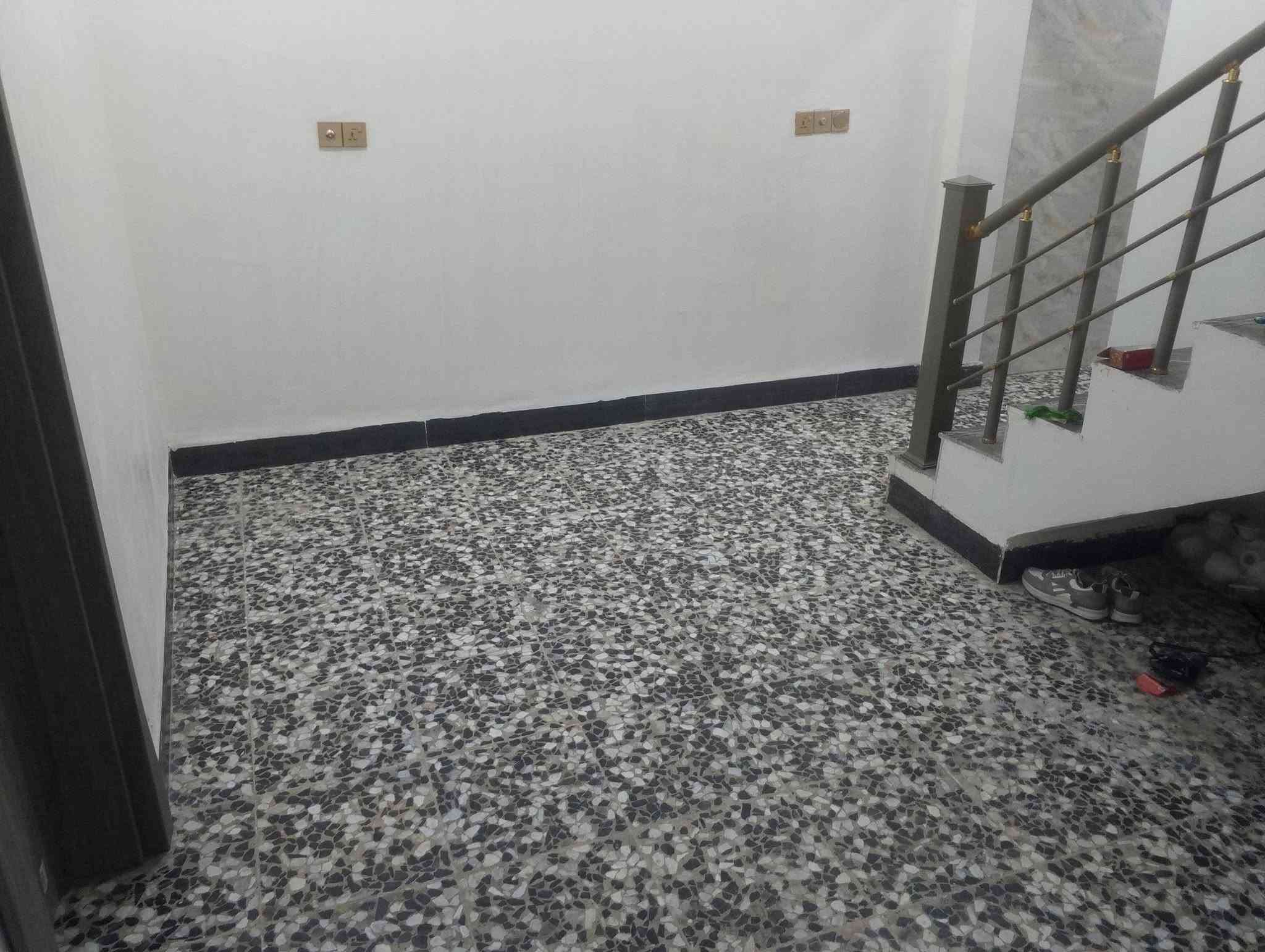 بيت لبيع بل تاجيه 100 متر 5×20 طابو صرف سنتر عل شارع 20  ***********
