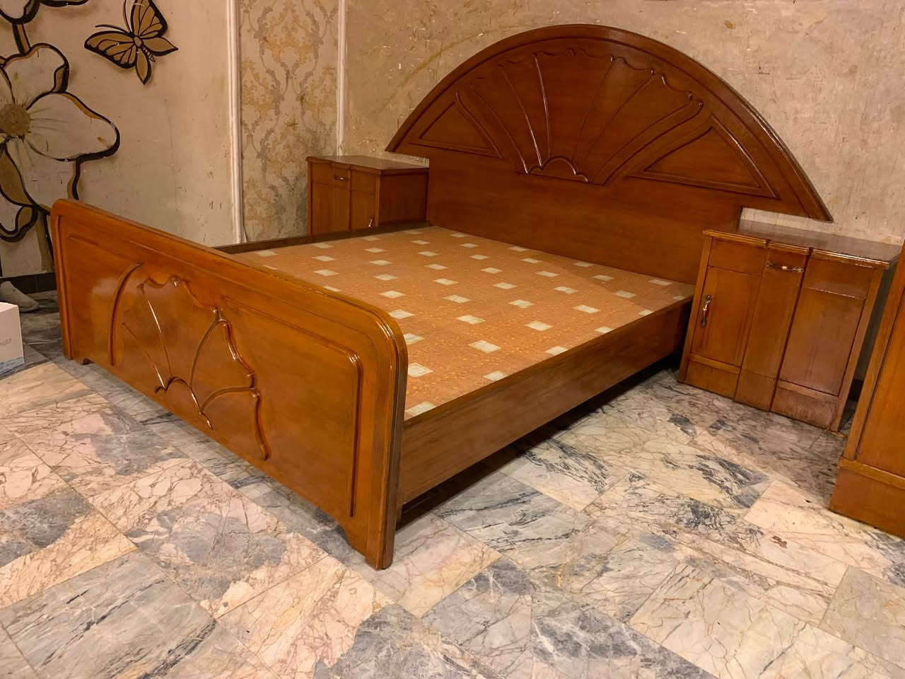 من رخصت مدير محترم عندي غرفه نوم سته بيبان ملحق الغرفه الله شاهد فصلته فصال عل ايدي خشب كله 5 ملم ثكيله جدا حطاطه من دك عل خشب دك عل حديد الغرفه حيل ثكيله حتى نقوش جربايه وميز مرايه صاج يدوي تخت جربايه صاج بلوك ثكيل الغرفه نضافتهه 100‎%‎ استعمال سنتين الغرفه بعده جديده ترهم مال زواج السبب البيع انتقال الى مكان اخر السعر 700 نهايته غير قابل للتفاوض رقم هاتف *********** بغداد مكلفه بالنشر اتصلو عل رقم اذا تحبون
