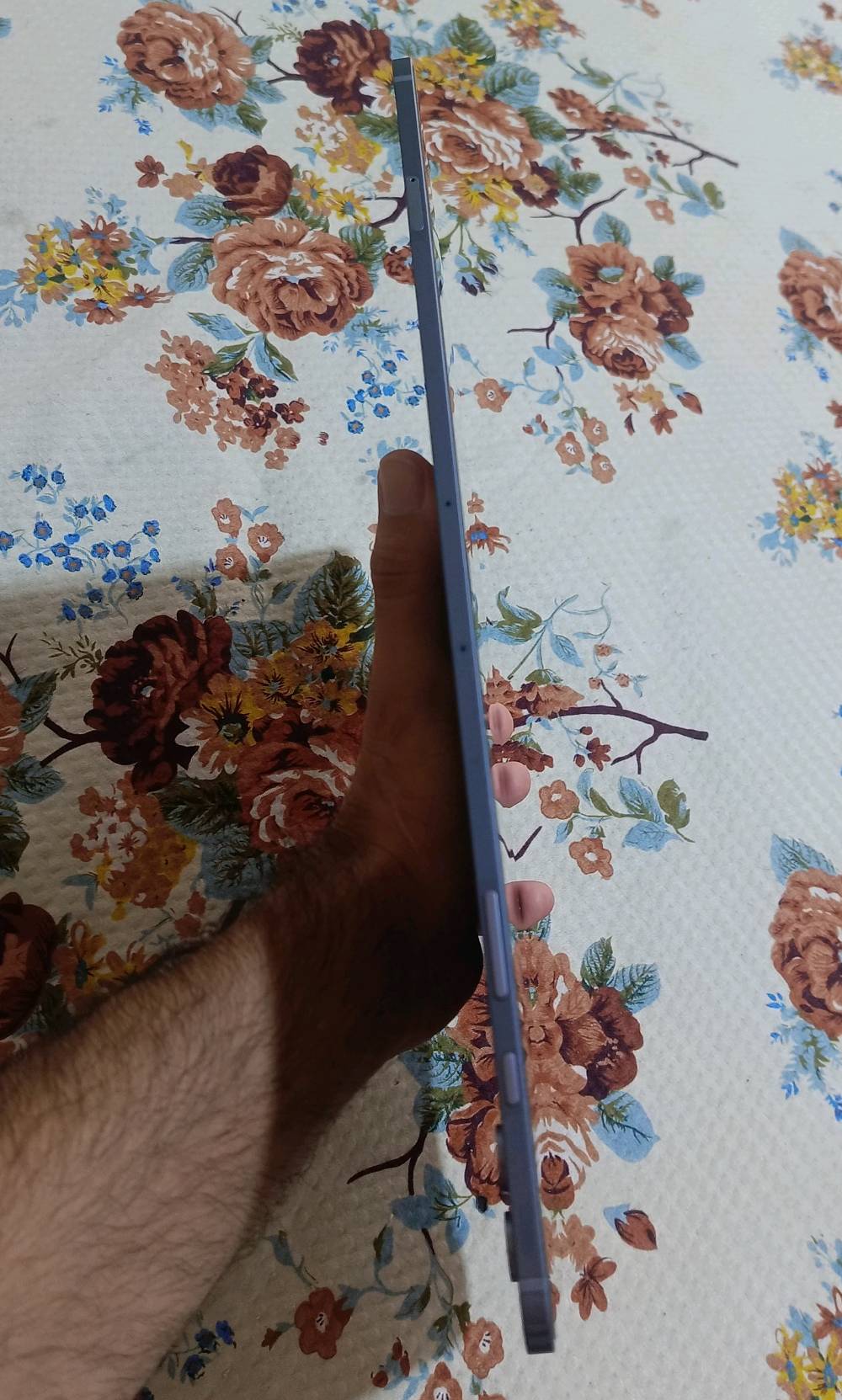 galaxy tab s10 ultra 256gb wifi

الملحقات : 
1- القلم الاصلي جدا نظيف مابي اي شخط ما مستخدمه 
2- لصقة شاشة اصلية مخليله ماخذها ب25
3- شاحن اصلي Ravpower 45 watt
4- كيبل اصلي belkin  طولة مترين والقدرة مالته 100 watt
5- حافظة جلد اصلية ماخذها ب 30

الجهاز نظيف جدا حتى الحواف بعدها بالنايلون والبطارية ممتازة جدا وما مصلح ولا واكع ابدا ولكن بي كم شخط على الظهر واضحه بالصوره اثر شفت مال العاب لصق،
وبدون كارتون 

السعر الكلي المطلوب 950 الف
تواصل واتساب ***********  
المكان بغداد/ الغدير 
لا يوجد توصيل 