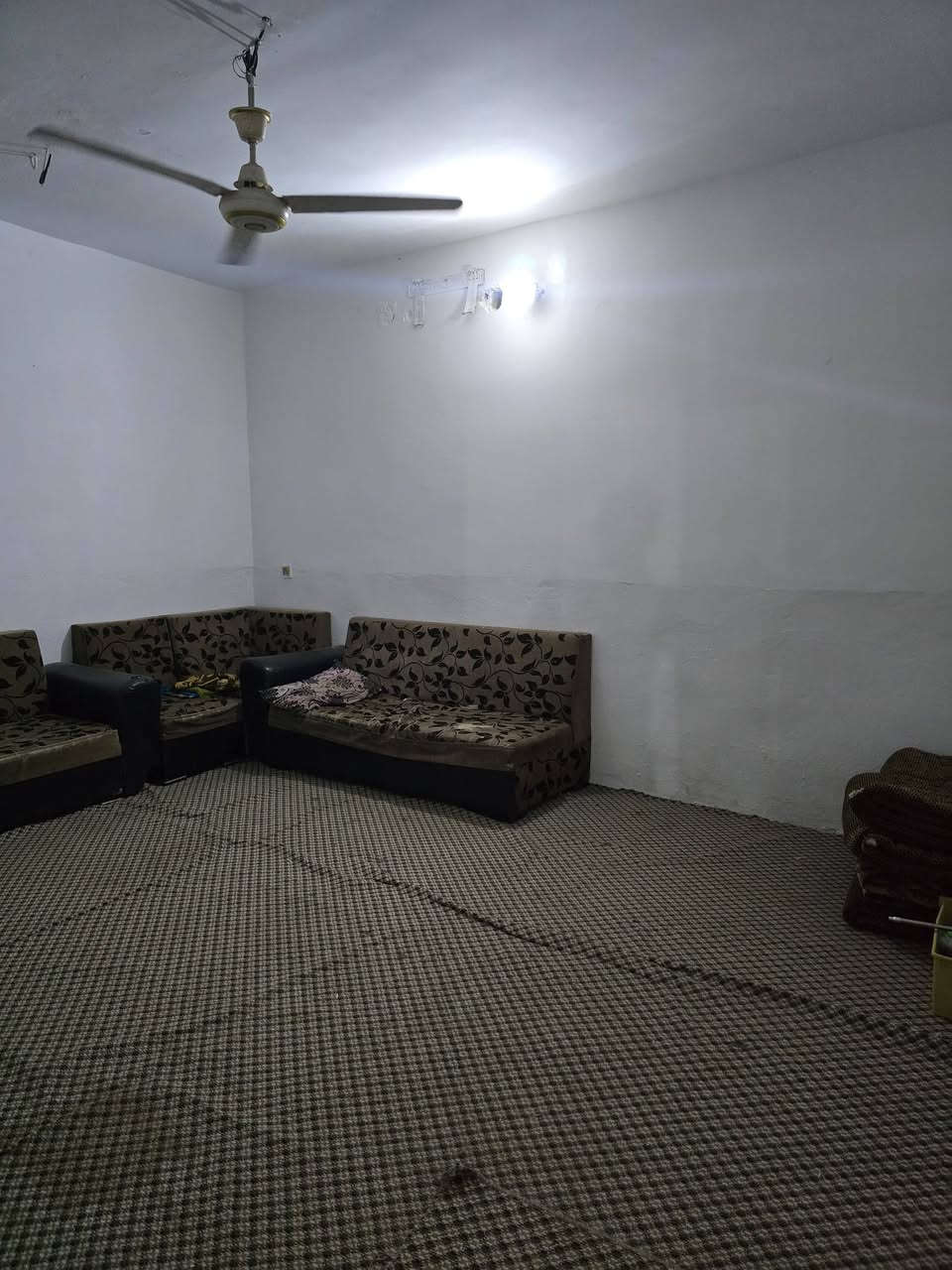 بسم الله الرحمن الرحيم 
🏡 إعلان بيع — فرصة ممتازة ومضمونة! 🏡
للبيع مشتمل زراعي جاهز ومترتب، يصلح كاستراحة عائلية أو سكن، بمواصفات كاملة وأرض ممتازة:
🔹 المساحة: 215 متر مربع.
🔹 الملكية: سند زراعي (سنة 25) باسمي مباشر.
🔹 طبيعة الأرض: أرض زراعية  أصلية قوية
 (ليست جفر ولا دفن).
✨ تفاصيل ومواصفات العقار:
• 🌳 حديقة كبيرة مزروعة ومرتبة وتنور طيب مع شواية 
• 🏠 مشتمل كامل ومسيج بالكامل لتوفر الخصوصية والأمان.
• 🚪 يحتوي على: غرفة كبيرة  + مطبخ + صحيات وخدمات كاملة.
• ⚡ كهرباء واصلة وكاملة.
• 💧 ماء اساله متوفر.
📍 الموقع: [الجمعية الثالثة خلف مضيف شيخ عمار  بالنهاية]
💰 السعر: [٤٣]
📞 للإستفسار أو المعاينة:
يرجى الاتصال على الرقم: ***********
