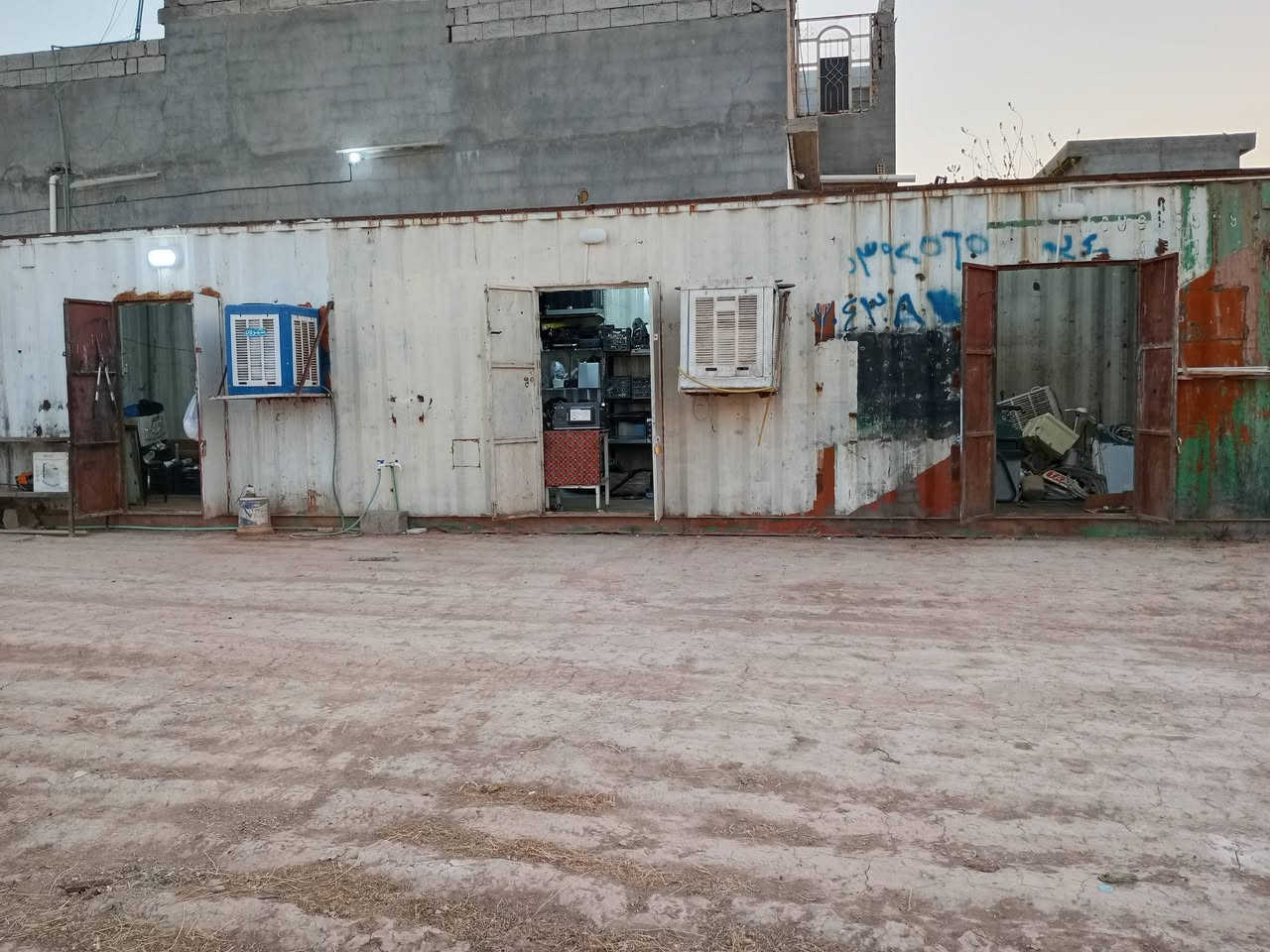 حاويه للبيع مقطعه 3 محلات ***********

