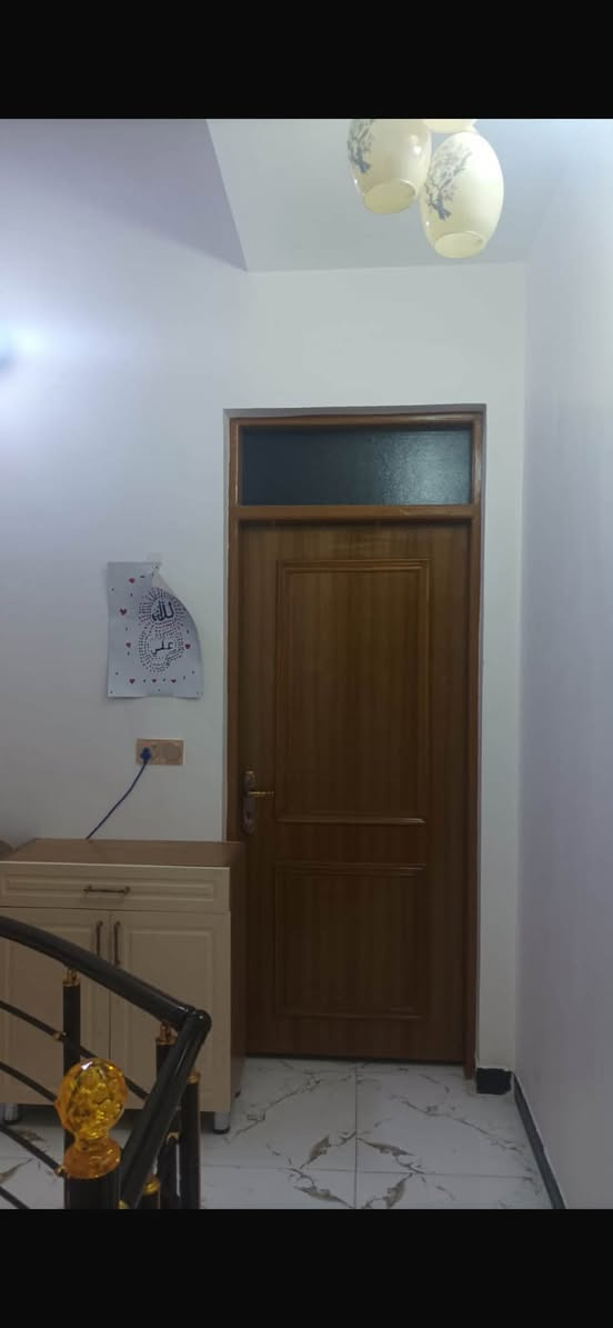 للبيع دار حي الزهراء ٥٠ متر طابقين غرفتين نوم وصاله واستقبال ومطبخ شارع ٦ متر بناء جديد للاتصال *********** مجتبى معله او مراجعه مكتب ضي الحسن للعقار النجف الاشرف حي الزهراء مقابل جامع الزهراء
