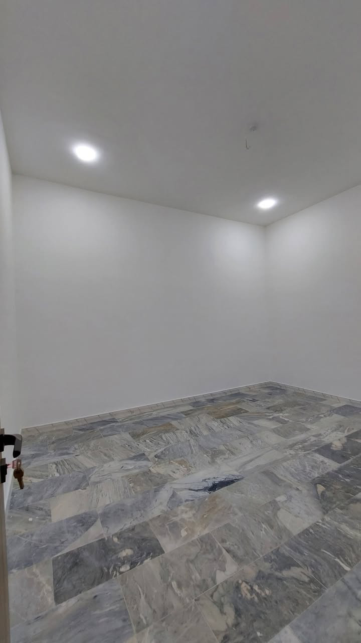 دار للبيع 100 متر بالنجف حي ميسان طابو صرف
قطاع 15 على ساحة (مشتل ) مجاور مدرسة
البناء حديث 2026 درجة إولى
الطابق الأول / غرفة وصالة وأستقبال ومطبخ وصحيات داخلية وخارجية ومنور
الطابق الثاني / غرفة وصالة وصحيات
السعر 183 مع المجال. ....D

ملاحظة الدار فارغ 
للأستفسار *********** واتساب أيضاً موجود
