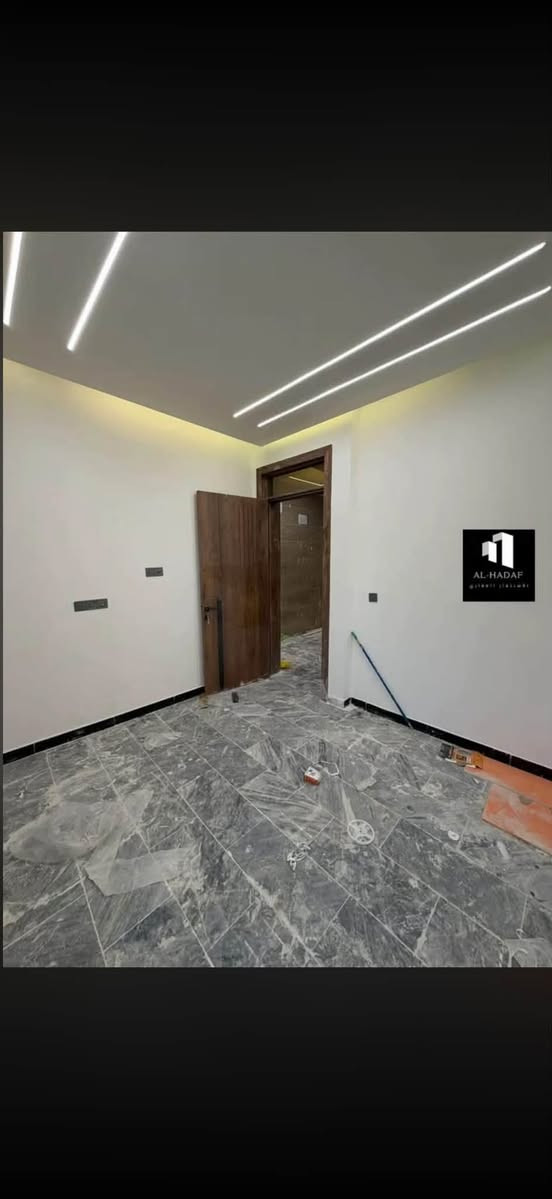 عروض مكتب الهدف للعقار المميزة
مشتمل للبيع  
بتصميم مميز بناء ب أعلى المواصفات  
📐 المساحة: 50متر  زيرو
📏 الواجهة:5م
♦️متكون من•  مدخلين استقبال ومطبخ وخدمات
• غرفتين  نوم في الاول سويت + غرفه ط.الثاني ايضا سويت
•خدمات عدد4
•♦️البيت ارضيه مرمر + ديكورات سقف منضومه كامرات + سبالت جميع الصحيات نضام التعليك 
📍 الموقع: البنوك – خلف الكنيسة 

الشركةمجازة رسمياً من غرفة تجارة بغداد.

***********

نص مكتوب في الصور:
- AL-HADAF الاستثمار العقاري
- AL HADAF
- AL-HADAF