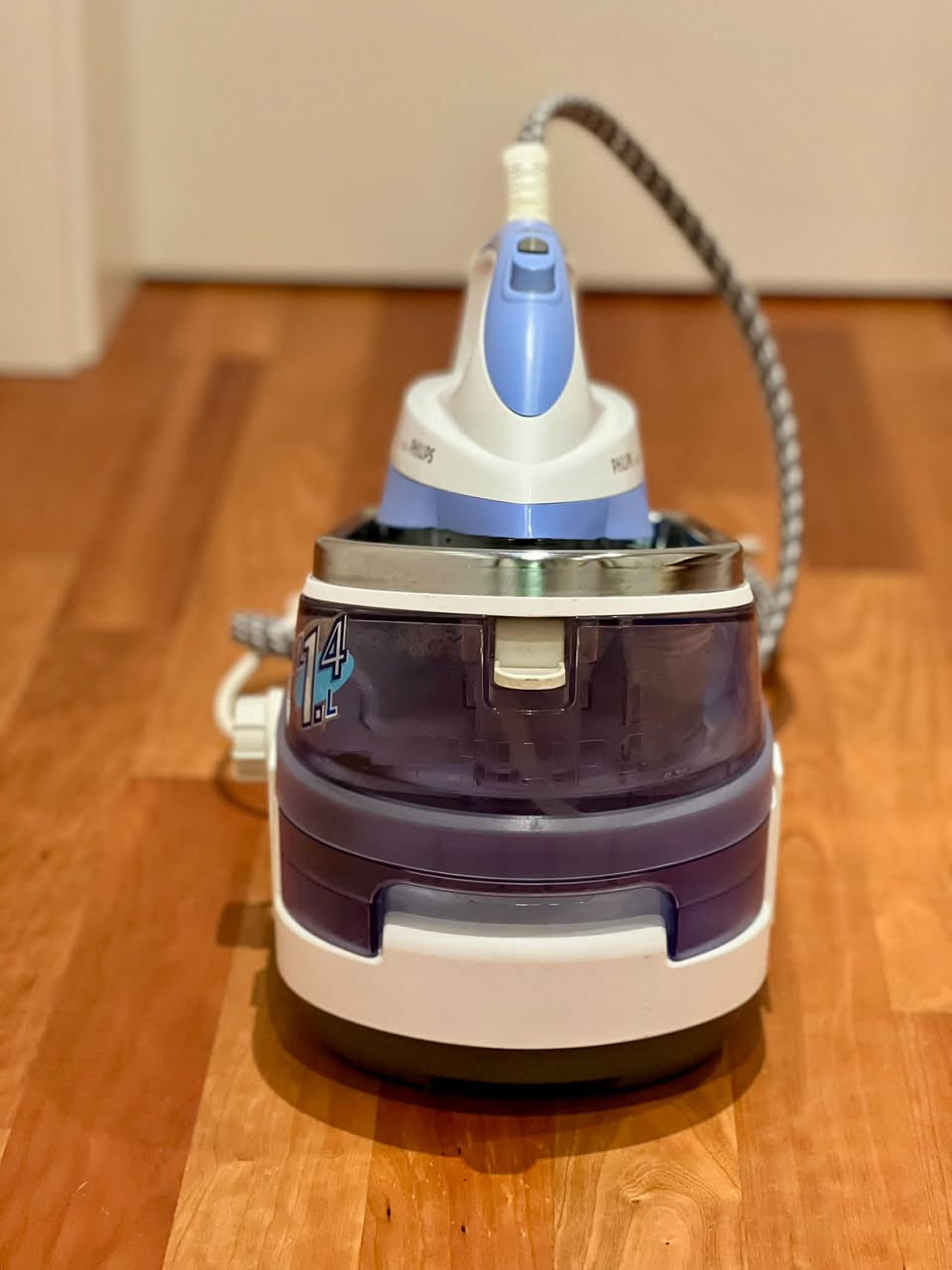 مكوى بخار فيليبس Philips احترافي للبيع
السلام عليكم 
للي يدور على مكوى بخار قوية واحترافية وتوفر عليه الوقت والجهد!

✨ المواصفات والمميزات:

الماركة: Philips
ضغط البخار: قوي جداً ويوصل إلى 4.5 بار، يساعد على إزالة حتى أصعب الكسرات بسرعة.
بخار مستمر: من 0 إلى 110 غرام بالدقيقة، وياها دفعة بخار قوية للكسرات الصعبة.
خزان ماي كبير: يكفي لكوي كمية كبيرة من الملابس بدون الحاجة للتعبئة كل شوية.
كوي عمودي: تكدر تستخدمها للستائر، البدلات، الفساتين والملابس وهي معلّقة.
مناسبة للاستخدام المنزلي والتجاري 

الحالة: نظيفة جداً، شغالة وتقريبا مثل الجديدة.

السعر: 70 ألف دينار 
اكو توصيل ب 5 الف دينار 

مكاني بغداد الرصافة 

للاستفسار ***********
