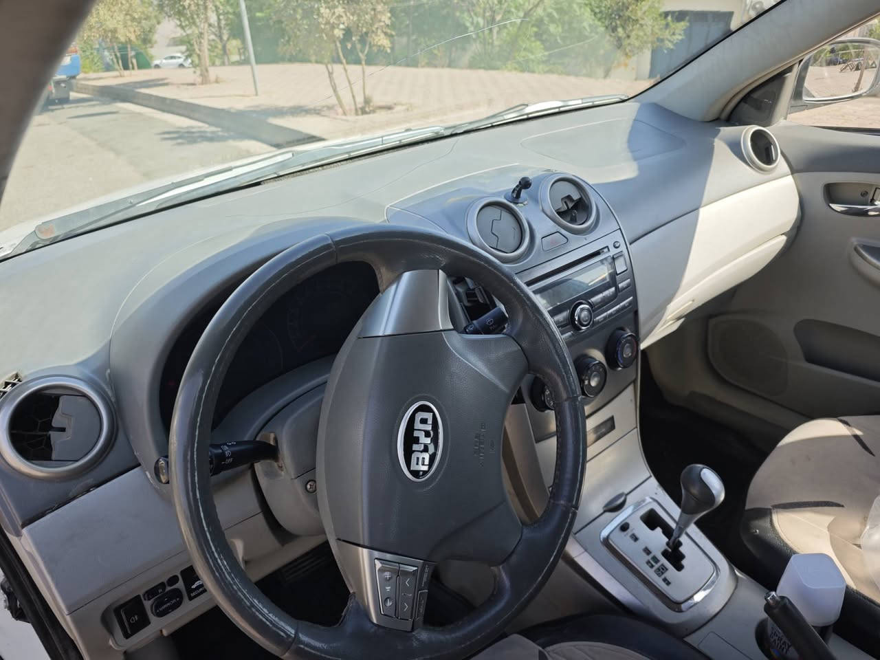Byd 2013  فول مواسفات گێر ئوتوماتیک سەنەوی جنوب  پلاسیک بەشەرتی ئەوەلیات گێرو مەکینەی بیلادە هەموو گیانی بەشەرت نرخ ٣٣ وەرەقەی شوێن سلێمانی 
***********
