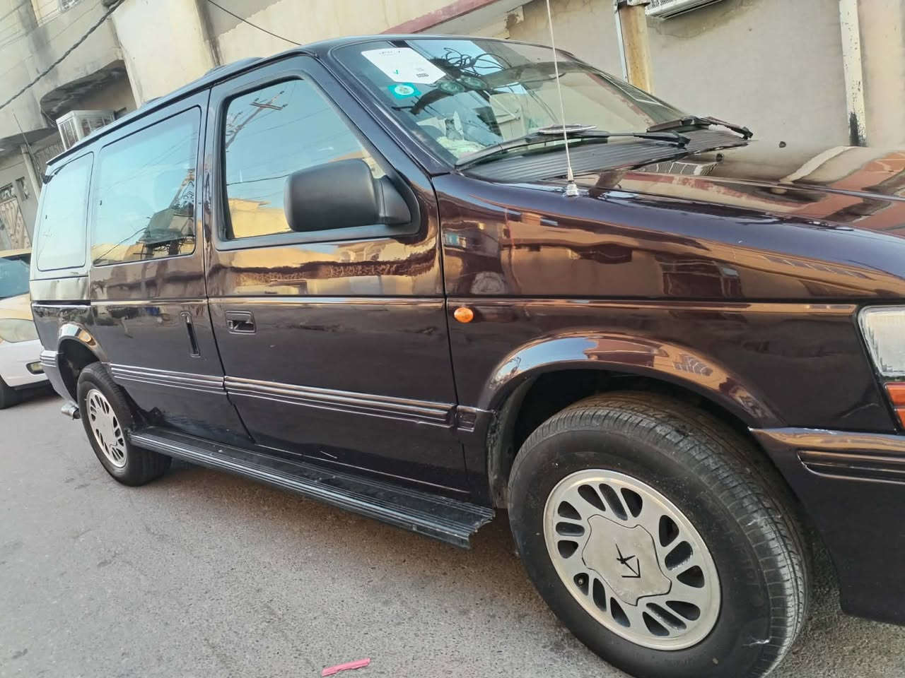 السلام عليكم ورحمة الله وبركاته سيارة كلايزر شاصي قصير موديل    95. محرك 3300 دوج بشرط.  وكير بشرط  دوشبول كله. شغال كشنات  سياحي داخل جديد باتري جديد اطارات جدد طخم الأمامي والخلفي جدد رقم إنكليزي ثاني يوم تحويل جامات كهرب السعر    45.  مجال بسيط الاتصال علي الرقم الموبايل.  ***********.
