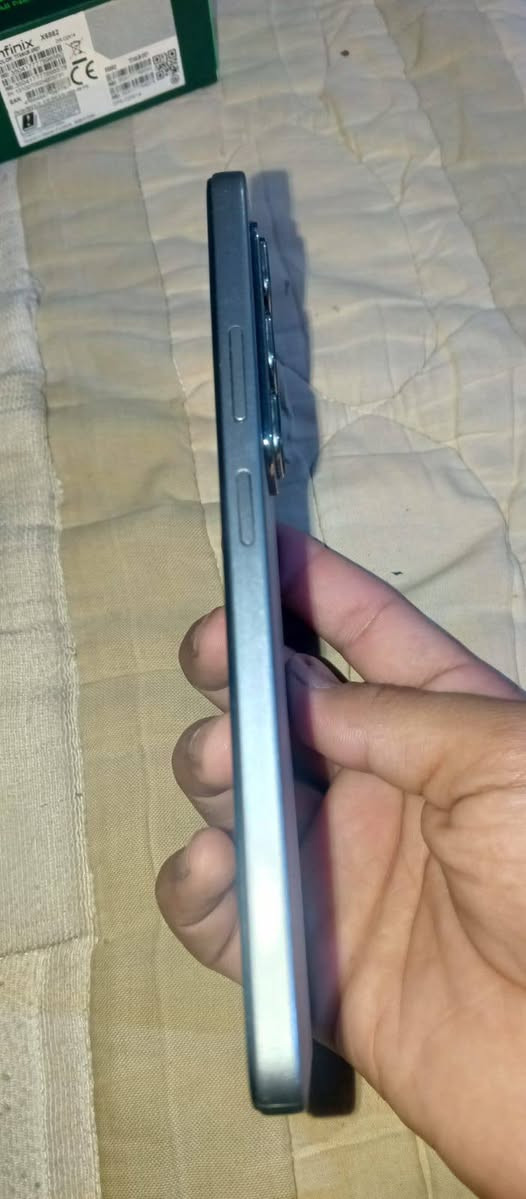 انفنكس هوت 50 للبيع سعر 250بيه مجال جهاز بعده بستيكرات الشركه استخدام شهرين ملحقاته كامله تواصل واتس ***********

