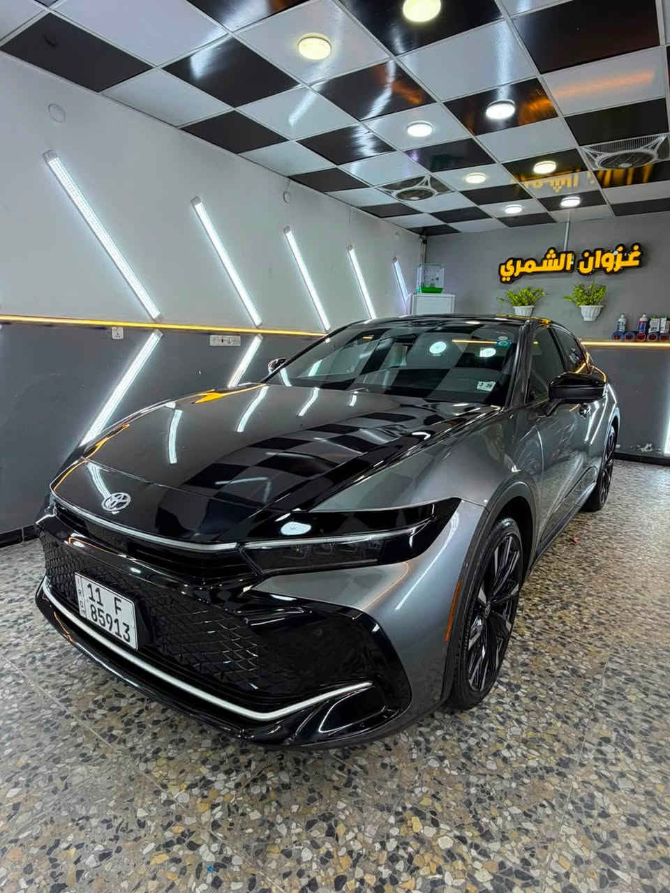 تويوتا كراون 2024 أمريكي – Platinum Hybrid MAX،
حادث جاملغ امامي بدون دواخل ارباك جانبي فقط باقي كفالة 

محرك 2.4 لتر، 4 سلندر، تيربو.

نظام هايبرد ماكس (Hybrid MAX).

القوة الإجمالية: 340 حصان.

القير: أوتوماتيك 6 سرعات Direct Shift-6AT.

دفع رباعي AWD إلكتروني دائم.

محرك كهربائي أمامي ومحرك كهربائي خلفي.

المحرك الكهربائي الخلفي مزود بنظام تبريد مائي عالي القدرة.

التسارع من 0 إلى 60 ميل/س حوالي 5.7 ثانية. 

6 أوضاع قيادة:

اقتصادي ECO

مريح COMFORT

عادي NORMAL

رياضي SPORT

رياضي متقدم SPORT S+

مخصص CUSTOM

تعليق متكيف إلكترونياً AVS.

نظام توجيه كهربائي.

نظام مساعدة على الانعطاف النشط.

فرامل أمامية مهواة مقاس 12.9 إنش.

فرامل خلفية 12.5 إنش.

نظام فرملة متجدد للطاقة. 

جنوط ألمنيوم 21 إنش.

عدد المقاعد: 5

مصابيح أمامية LED رباعية العدسات.

إضاءة نهارية LED.

مصابيح خلفية LED ممتدة.

مرايا كهربائية قابلة للطي.

إشارات انعطاف بالمرايا.

إضاءة أسفل المرايا.

مرايا مدفأة.

مساحات أمامية حساسة للمطر.

شنطة كهربائية مع فتح بدون استخدام اليد.

فتحة سقف زجاجية بانورامية ثابتة مع ستارة كهربائية. 

مقاعد جلدية.

مقاعد أمامية كهربائية.

تسخين وتبريد المقاعد الأمامية.

مقاعد خلفية مدفأة.

دركسون مدفأ.

ذاكرة للمقعد.

تطعيمات داخلية فاخرة.

إضاءة داخلية.

مفتاح تشغيل بصمة/زر تشغيل.

دخول ذكي.

شاشة وسطية 12.3 إنش.

شاشة عدادات رقمية 12.3 إنش.

نظام Toyota Audio Multimedia.

Apple CarPlay لاسلكي.

Android Auto لاسلكي.

شحن لاسلكي للهاتف.

5 منافذ USB.

نظام صوت JBL فاخر 11 سماعة مع مضخم صوت.

كاميرا 360 درجة / Panoramic View Monitor.

عرض محيطي للسيارة من الأعلى.

كاميرا لمراقبة المنطقة أمام السيارة.

حساسات ركن.

Advanced Park: نظام يساعد على ركن السيارة أوتوماتيكياً.

تنبيه حركة المرور الخلفية.

نظام مراقبة النقطة العمياء. 

مثبت سرعة راداري متكيف DRCC.

تحذير ومساعدة الخروج عن المسار.

المحافظة على المسار.

نظام منع/تخفيف الاصطدام الأمامي.

التعرف على المشاة.

التعرف على الدراجات في ظروف معينة.

إضاءة أمامية أوتوماتيكية.

مراقبة النقطة العمياء BSM.

تنبيه حركة المرور الخلفية RCTA.

تنبيه حركة المرور الأمامية FCTA.

مساعد تغيير المسار LCA.

مساعد الازدحام Traffic Jam Assist.

كاميرا مراقبة السائق.

نظام تحذير من الاصطدامات المحتملة أثناء الركن/الحركة البطيئة.رقم بغداد انكليزي باسمي شرط التحويل مكاني ديالى بعقوبة باقي التفاصيل وسعر اتصل وتدلل

للستفسار اتصال ع الرقم ***********

