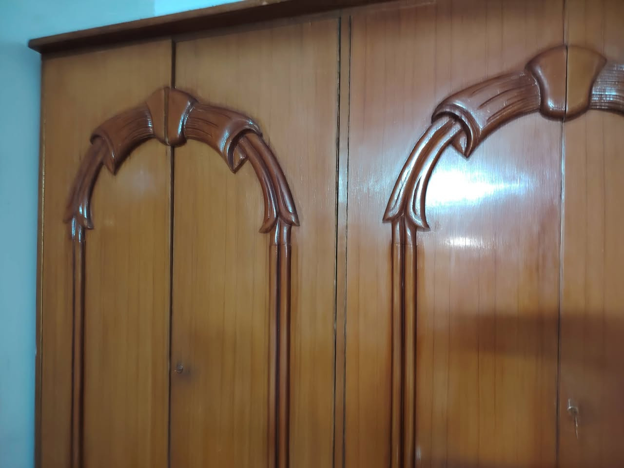 اخشاب غرفة نوم صاج
قنصور 6 ابواب، ملحق داخلي. احد الابواب متضرر بحجم برتقالة
كومدينة تلفزيون. 
كومداين جانب السرير عدد2
زاوية
سرير
ميز تواليت

الموقع: حي السكر
السعر: 300 قفل
واتساب: ***********

