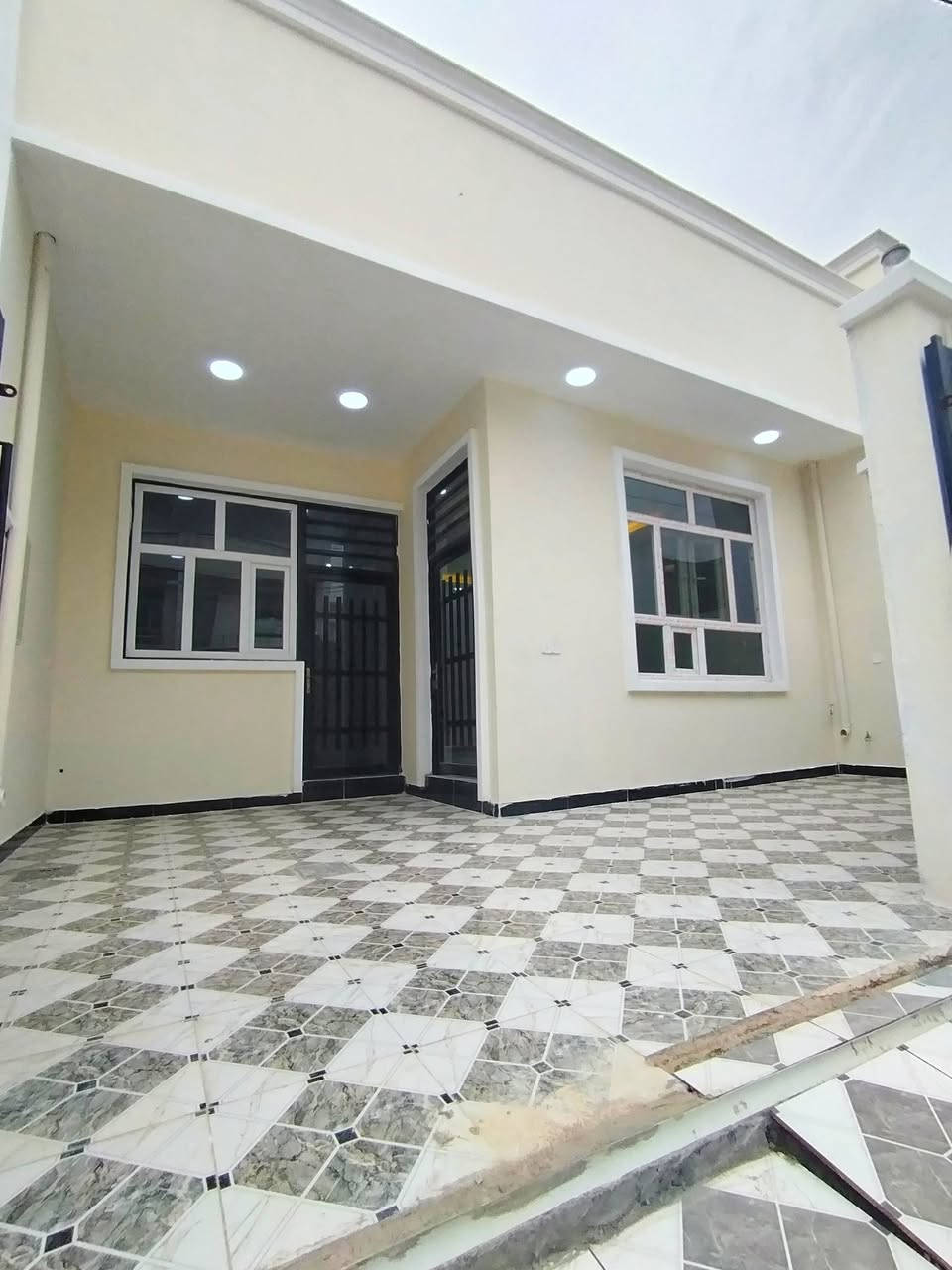 🏡 دار للبيع – بعقوبة / تقاطع القدس
📍 الموقع: بعقوبة – تقاطع القدس (دور الزراعة الثالثة)
🔸 قريب من شارع الريان
📐 المساحة: 150 متر
📏 الواجهة: 7.5 متر
📏 العمق: 20 متر
🚗 عرض الشارع: 10 متر
🧱 تفاصيل الدار:
طابق واحد ،، استقبال ،، مطبخ ،، صالة واسعة
مناور عدد (2)
غرفتين نوم ،، بيتونة كبيرة (بحجم الصالة)
دورة مياه (شرقي + غربي / داخل وخارج)
⚙️ الدار جاهز للسكن ويحتوي على:
ماطور ،، سخان ،، خزان ماء
🔌 الخدمات متوفرة بالكامل:
ماء ،، مجاري ،، تبليط ،، كهرباء
📄 نوع العقار:
طابو زراعي (سند 25 +  مكاتبه من مكتب مجاز ورسمي + نسخه من السند + وكالة عامة من صاحب الأرض مباشرة)

📞 للاستفسار:
وسام اللهيبي  ***********
ياسر فارس حسين *********** 
🏢 مكتب الجزيرة للوساطة العقارية
لبيع وشراء الأراضي والدور السكنية
