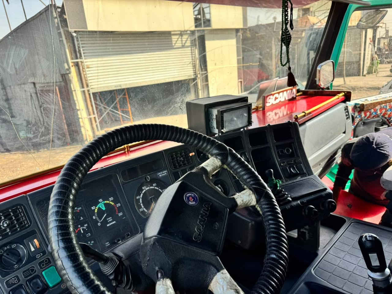 سكانيا للبيع موديل 95 سيارة مكينه صفر ثمانيه سيارة كفاله عامه رقم بصرا شرط التحويل سيارة بيها بخار بدون تنقيص مكان السيارة بغداد ***********
