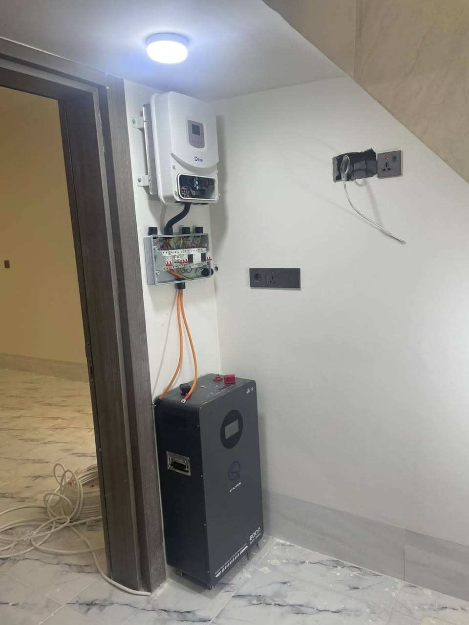 🌟 طاقة متجددة، استقرار تام، وراحة بال طوال اليوم! ☀️🔋
بكل فخر واعتزاز، نبارك للأخ الأستاذ عبد الجبار نامق (محافظة صلاح الدين – قضاء الطوز – حي الطين، خلف أسواق روكان) ثقته الكريمة بـ شركة القمة المتجددة.
تم بحمد الله وعونه يوم 6/9/2026 إكمال تنصيب منظومة طاقة شمسية متكاملة وبأعلى معايير الجودة:
⚡ مواصفات المنظومة:
 ☀️ القدرة النهارية: 16 أمبير
 🌙 القدرة الليلية: 16 أمبير
 🔆 الألواح الشمسية: 8 ألواح لونجي X10 A (قدرة 650 واط للوح الواحد | ضمان 15 سنة)
 🔋 البطاريات: ليثيوم ربت GS (سعة 16.6 كيلوواط | ضمان استبدال 5 سنوات)
 ⚡ الإنفرتر: Deye – ديا (قدرة 6.6 كيلوواط | ضمان 5 سنوات)
💡 استمتع بكهرباء مستقرة وطاقة متواصلة طوال اليوم مهما كانت الظروف!
💬 ل معرفة السعر والتفاصيل، اكتب كلمة (تم) في التعليقات وسيصلك السعر فوراً على الخاص!
📍 عنواننا:
طوز – شارع الإمام أحمد (ع) – قرب ماركت عمو طلعت.
📞 للاتصال والاستفسار:
 🏢 المكتب: ⁠***********⁠
 📱 المبيعات: ⁠***********⁠
✨ شركة القمة المتجددة
ثقة • خبرة • استمرارية 🤝
هل يناسبك هذا التعديل أم تحب أن نضيف أو نعدل شيئاً آخر؟
