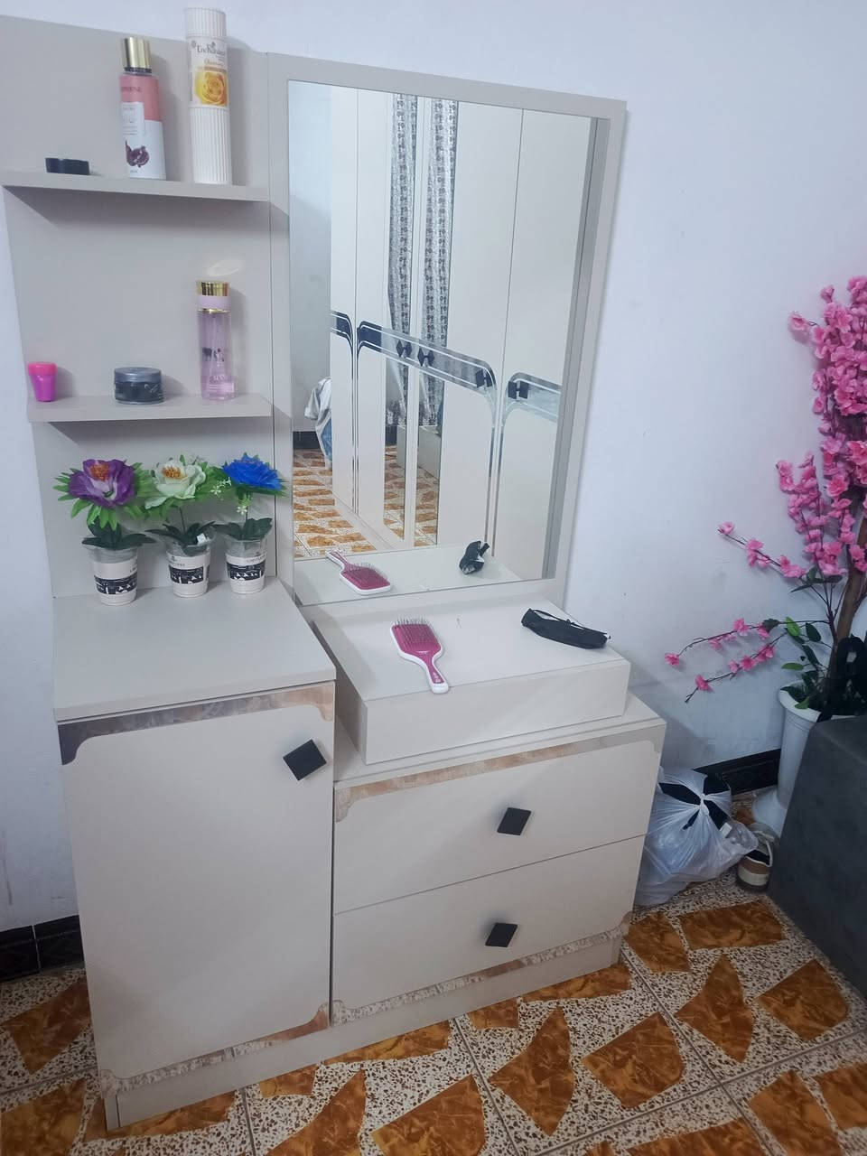 السلام عليكم غرفه مستعمل اخو الجديد تركي نظافه 100% صار اسبوع من شادها قفلهه 500 رقم واتس ***********
