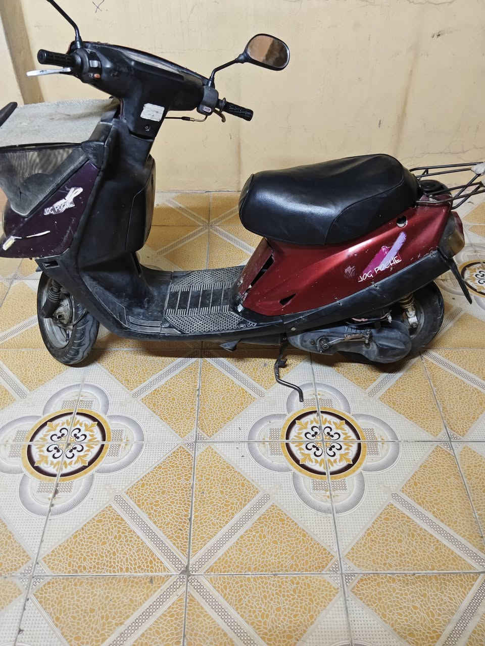 المحرك: 50cc محرك تعمير جديد بالكامل، عزم قوي ونشاط ممتاز (2T اقتصادي جداً).للبيع: سكوتر ياماها جوج بوش (Yamaha Jog Poche) ياباني أصلي 🛵
التشغيل: هندَر (سريع التشغيل من أول ضربة).
الملحقات: السلة الأمامية الأصلية المدمجة + الحمالة الخلفية.
الحالة الفنية: الكهربائيات والدبلات والإطارات بحالة ممتازة وجاهزة للتنقل.
البدن الخارجي: حالة مستعمل طبيعية (خدوش ونقص بسيط بالكفر موضح بالصور).
💰 السعر: 300,000 دينار عراقي (وقابل للتفاوض البسيط للشراي ).
📍 المكان: [موصل -حمدانيه]
📞 للتواصل والاستفسار: [***********]
