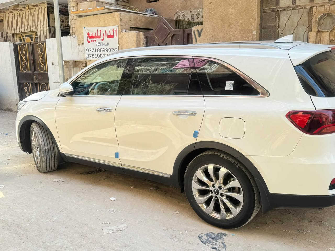 � للبيع سورينتو 2020 خليجي | 7 راكب
للبيع: كيا سورنتو 2020 (مواصفات عالية / فل كامل)
 * الموديل: 2020
 * المحرك: 6 سلندر (V6 بسعة 3.5 لتر - أداء قوي واقتصادي)
 * نظام الدفع: دفع أمامي (FWD)
 * الحالة العامة: ممتازة جداً، خالية تماماً من الحوادث والعيوب الهيكلية، جاهزة للاستخدام فوراً.
أبرز المواصفات والتجهيزات:
 * السقف: فتحة سقف بانوراما واسعة.
 * المقاعد: 7 مقاعد واسعة (ثلاثة صفوف) تتسع للعائلة.
 * التكييف: مكيف مركزي قوي جداً مع فتحات تحكم مستقلة للركاب في الصفوف الخلفية.
 * الشاشة والتكنولوجيا: شاشة تعمل باللمس، مجهزة بكاميرا خلفية وحساسات للمساعدة في الركن، مع دعم البلوتوث والأنظمة الذكية.
 * القيادة والأمان: مثبت سرعة، عجلة قيادة متعددة الوظائف، نظام منع إغلاق المكابح (ABS)، نظام الثبات الإلكتروني (ESC)، ونظام مراقبة ضغط الإطارات.
 * التجهيزات الخارجية: إضاءة LED، كشافات ضباب، ومرايا جانبية كهربائية.
 * الموقع: كربلاء
 * للتواصل والاستفسار: ***********
واتساب فقط
