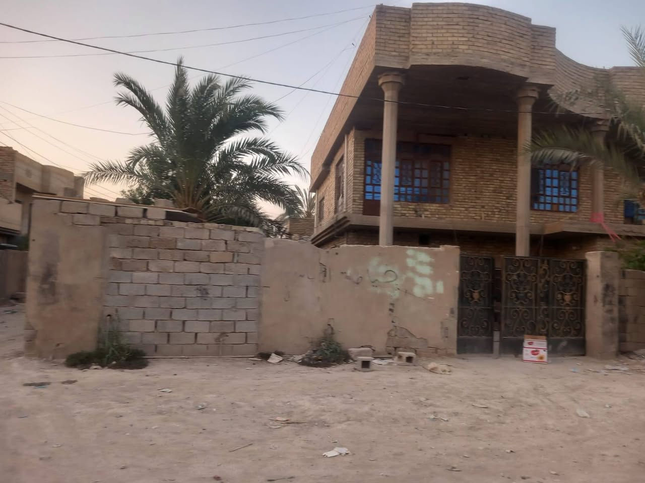دار طابو صرف للبيع في ابي غريب الشهداء قرب جامع المصطفى شارع جامع الخلفاء ركن على شارعين رئيسي وفرعي طابقين يحتوي الاول على 2 غرف نوم واستقبال وهول ومطبخ والثاني يحتوي على 5 غرف نوم حديقه جانبيه 100م حديقه اماميه المساحه 321م الدار بناءه كله طابوق *********** موبايل او واتساب
