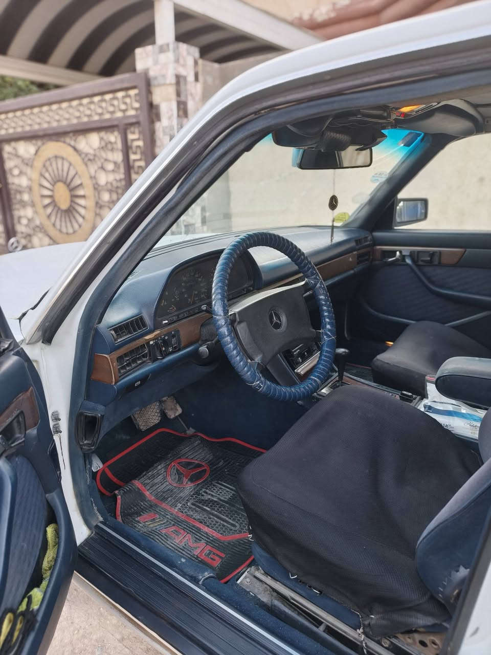 مارسدس جانبو
سيارة كفاله عامه من الصبغ والتبديل فقط بارد قليل بالباب 
دشبول بيانو 
تبريد ويه السويج 
سنتر لك 
سلايت طكتين شغال 
تخم تاير 
حداديه جديدة 
كامرة 
مكينه VVT
موديل 89
قواعد بلاديه 
السيارة كفاله شرط السونار 
بسمي تحويل مباشر 
السعر 72 بيه مجال قليل 
***********
