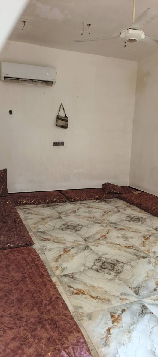 سلام عليكم بيت للبيع بجبيل بشارع المضيف مساحه 200 طابقين غرفتين جوة الاستفسار عل رقم السعر55وبي مجال الله محيكم ***********
