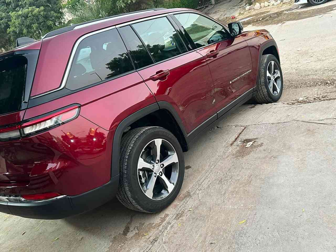 السلام عليكم
🔥 للبيع جراند شيروكي 4xe هايبرد 2023 🔥

🚙 Jeep Grand Cherokee 4xe Hybrid
📅 موديل 2023
📏 ماشية فقط 14,000 ميل
⭐ فول مواصفات
🎨 القطع المبدلة نفس لون السيارة
🔋 هايبرد Plug-in 4xe

السيارة نظيفة ومواصفاتها عالية، وممشى قليل جداً بالنسبة للموديل.

⚠️ للتوضيح: السيارة بيها ضربة  بالجاملغ والباب  وايرباك البردة طاك كما موضح بالصور وتم تبديلهن، والقطع المبدلة نفس اللون.

💰 السعر: [31000$]
📍 المكان: بغداد
📞 الاتصال/واتساب: [***********]
