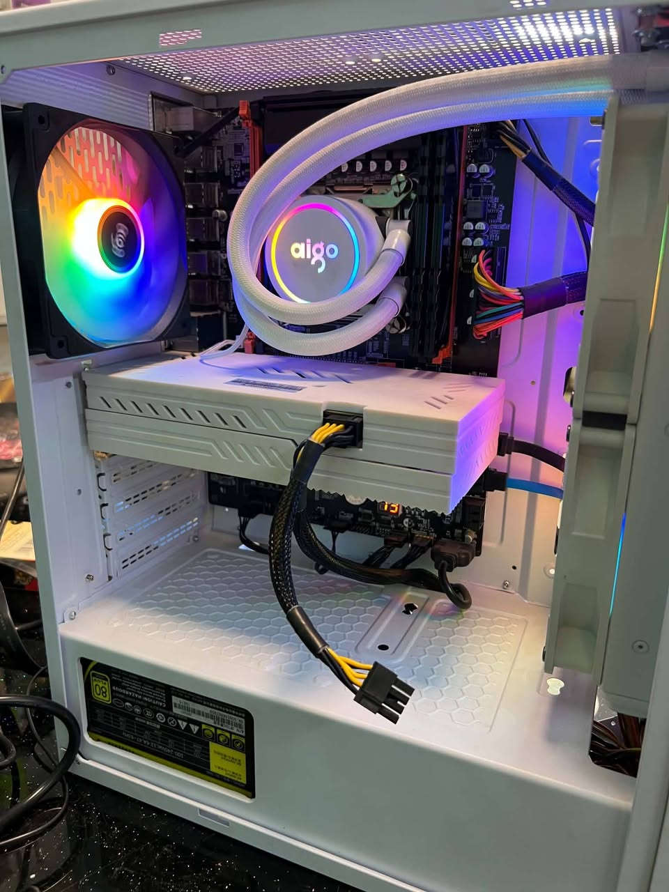 🔥 للبيع كيسGaming فقط بدون ملحقاته قوية - RTX 3050 🔥

💻 المواصفات:
- المعالج: Intel Core i5-10400F - 6 كور 12 مسار
- كرت الشاشة: NVIDIA GeForce RTX 3050
- الرام: 16GB DDR4
- المذربورد: Gigabyte B460M DS3H V2
- التبريد: تبريد مائي DeepCool GAMMAXX L240
- الباور: 650W اصلي
- التخزين: SSD 120GB + HDD 1TB (930GB)
- الكيس: Gaming RGB

🎮 تشغل: GTA 6 / Warzone / Valorant / Fortnite / FC 25 / Cyberpunk على دقة عالية + ميزة DLSS

📍 المكان: كركوك
💰 السعر: 850 الف وبيها مجال
📞 تواصل: ***********

نظافة 100% وما مفتوحة تصليح
---
مكاني كركوك  يوجد توصيل
فقط كيس للبيع حته  كارتونات التجميعه موجوده
