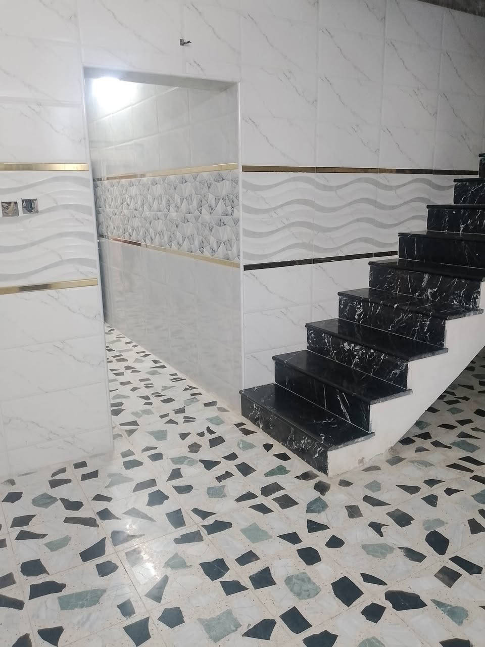 ياالله دار للبيع المساحه 200 زراعي غرفتين ومطبخ وستقبال ومنور البيت جاهل من كولشي المكام بغداد هاتف ***********
