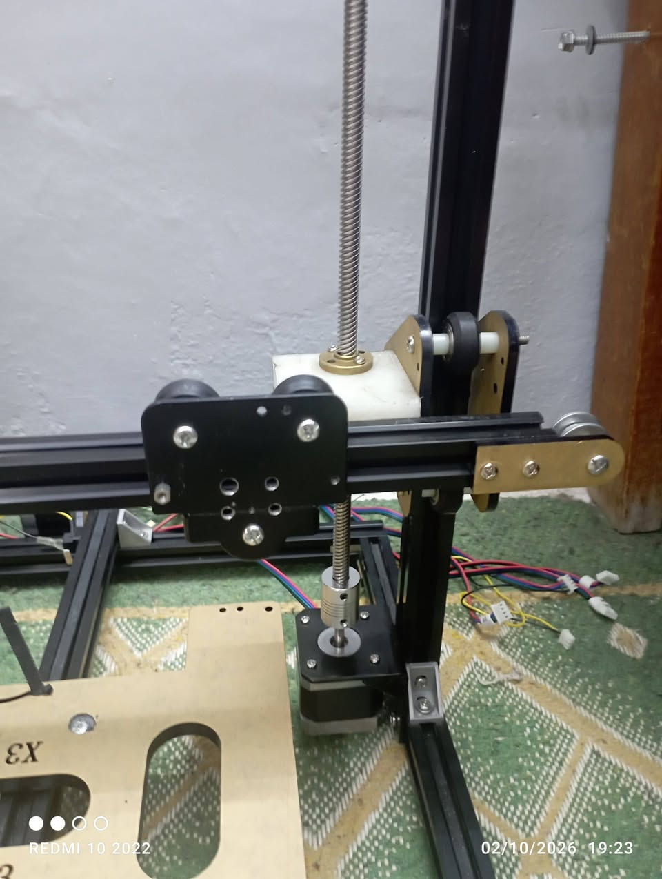 للبيع: هيكل CNC / طابعة 3D مجمع ومكتمل الميكانيك بالكامل 🔥
لكل أصحاب المشاريع وهواة الـ CNC والطابعات ثلاثية الأبعاد، هيكل متين ومضبوط ميكانيكياً، جاهز فوراً للتوصيل والتشغيل بدون دوخة التجميع!  

📐 القياسات والأبعاد:

حجم الهيكل الخارجي: 42 سم (طول) × 37 سم (عرض) × 45 سم (ارتفاع).

مساحة العمل (حركة المحاور تقريباً):

⬛ محور X: 30 سم

⬛ محور Y: 30 سم

⬛ محور Z: 30 سم

⚙️ المواصفات والمكونات الميكانيكية:

🔹 البروفايل: ألومنيوم أسود متين قياس 20×20 مم مع كافة قواعد وتوصيلات التثبيت.  

🔹 المحركات (Steppers): عدد (4) محركات أصلية من ماركة TRONXY موديل (SL42STH40-1684A-16 / NEMA 17) عالية الدقة والعزم.  

🔹 محور Z: حركة مزدوجة باستخدام براغي/أعمدة مسننة (Lead Screws) مخصصة لضمان أقصى درجات الدقة والنزول والصعود المتزن بدون أي اهتزاز.  

🔹 الحساسات: Limit Switches مثبتة على كافة المحاور (Endstops).  

🔹 التسليك: شبكة أسلاك كاملة وممدودة ومجهزة لكل المحركات والحساسات (فقط اربط بالبوردة).  

✨ ملاحظة: البيع للهيكل الميكانيكي والمحركات والأسلاك الموضحة بالصور فقط.  

💵 السعر: 100 ألف دينار عراقي (قابل للتفاوض للجادين)

📍 المكان: النجف الأشرف

📞 للتواصل والاستفسار:  ***********

نص مكتوب في الصور:
- REDMI 10 2022 02/10/2026 19:23
- REDMI 10 2022 02/10/2026, 19:23