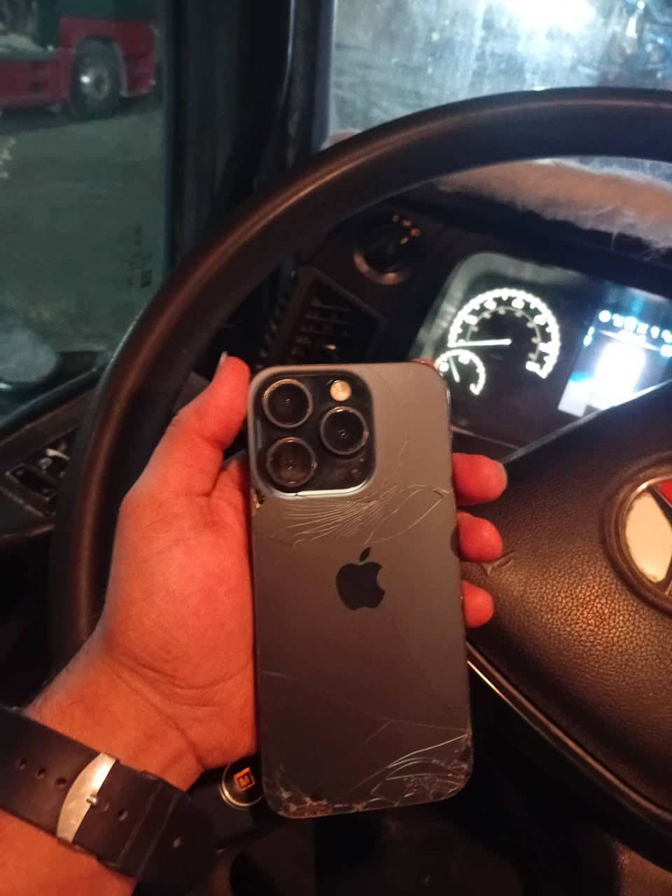 آيفون ١٥ برو • ذاكرة ١٢٨ • ظهر مكسور