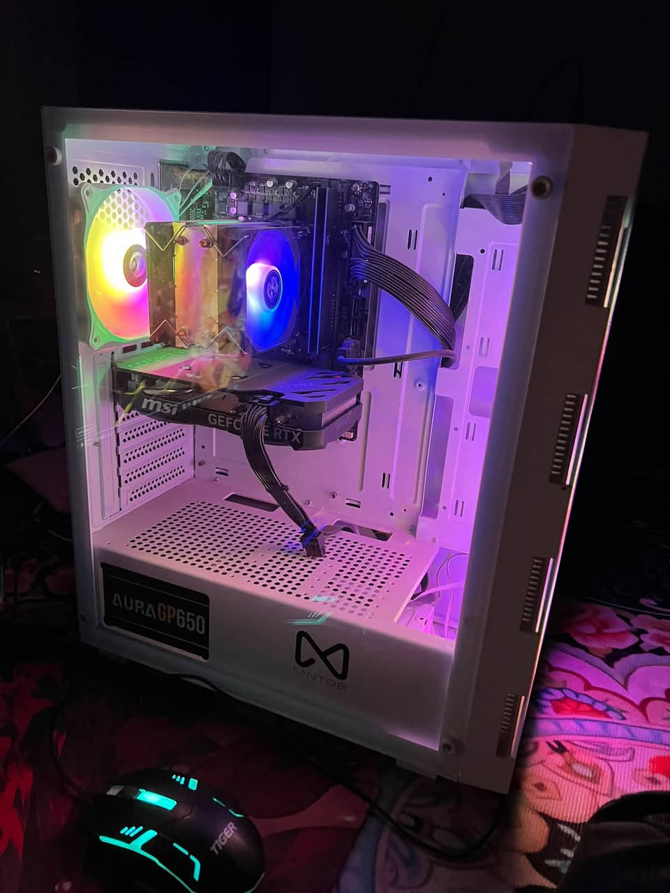 تجميعة PC كاملة مع الشاشة والملحقات للبيع
CPU: Intel Core i5-12400F
 GPU: NVIDIA GeForce RTX 4060 8GB
 RAM: 16GB
 SSD: 1TB NVMe M.2 SSD 
 PSU: 650W
 Wi-Fi: بطاقة Wi-Fi لاسلكية مدمجة
 Monitor: AOC 24G11E – قياس 24” – Fast IPS – FHD – 180Hz 
 Peripherals: كيبورد + ماوس 
كراتين القطع موجوده هم
 الجهاز نظيف وشغال 100%
 جاهز للاستخدام مباشرة
 شاشة 180Hz سريعة وممتازة للاستخدام والألعاب
 التجميعة كاملة مع الشاشة والكيبورد والماوس

 المكان: البصرة
السعر مليون و 350
