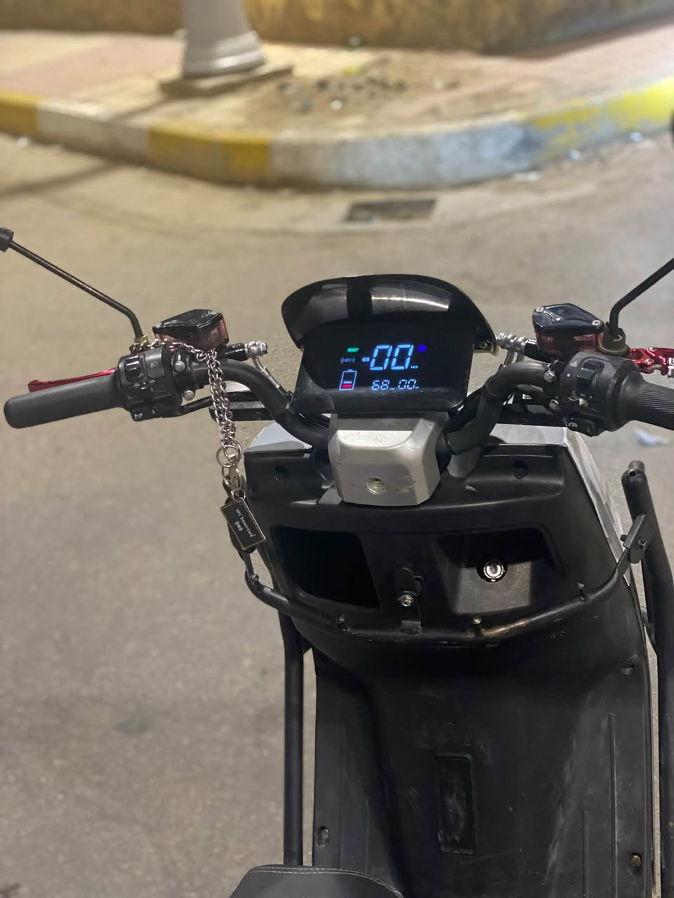 ماطور دبدوب شركة لاخوين موديل 2025 كلشي شغال بي نقص جاملغ امامي وجوزه مالته مكسوره يشتغل بصمه وكارت  وهاي الصور كلشي موضح بيه  البطاريات اقل وحده عشره ونص السعر 525الف وبي مجال حك الجيه العنوان الرمادي السده يم كلية طب لاسنان لاستفسار عل هاذه الرقم ***********
