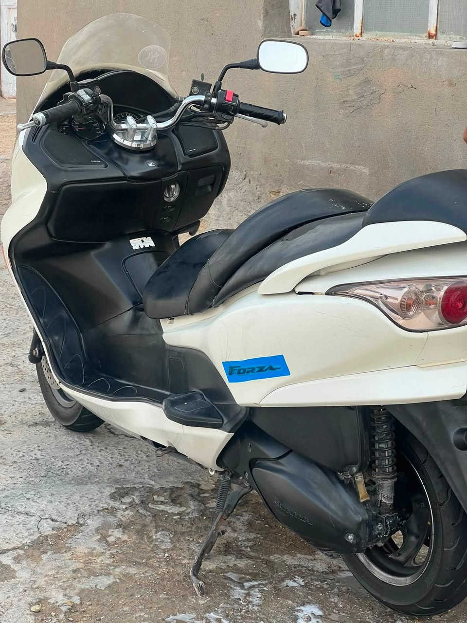 السلام عليكم
فورزه صفر ٩ 
دراجه ببلاديه حلوه وناعمه مامبدل بيها شي
حسسات كلها شغاله 
كهرباىيات كلها شغاله 
دهن كله امزويل 
بانزين محسن 
مكانهاالدراجه المثنى مركز 
*********** وسعر ٩٥٠وبيها مجال
