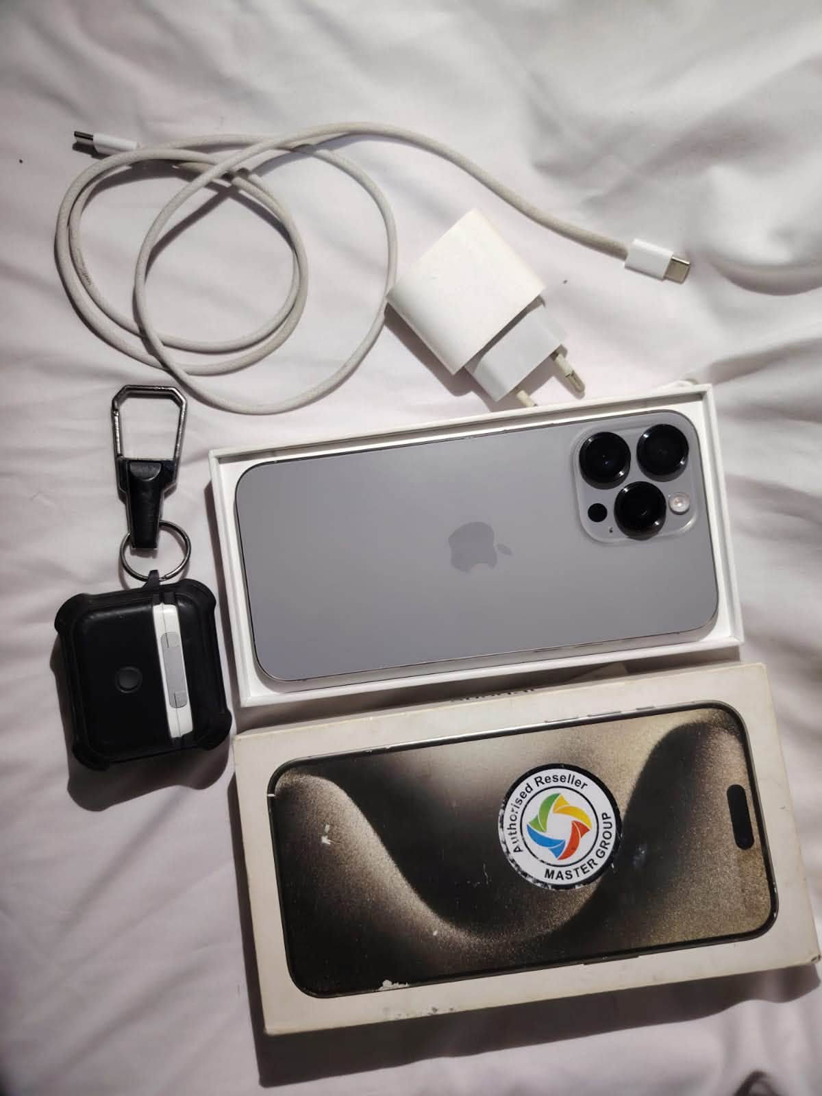 iPhone 15 Pro Max
اللون: تيتانيوم
الذاكرة: 256GB
البطارية: 100% (عدد الشحنات 460 )
 الجهاز جديد ونظيف ، فطر بالكلاسة اسفل الشاشة فقط 
ملحقات كاملة ، السعر 900 ( قابل للتفاوض )
العنوان بغداد، العماري ( المعامل ) 
*********** متواجد واتساب .
