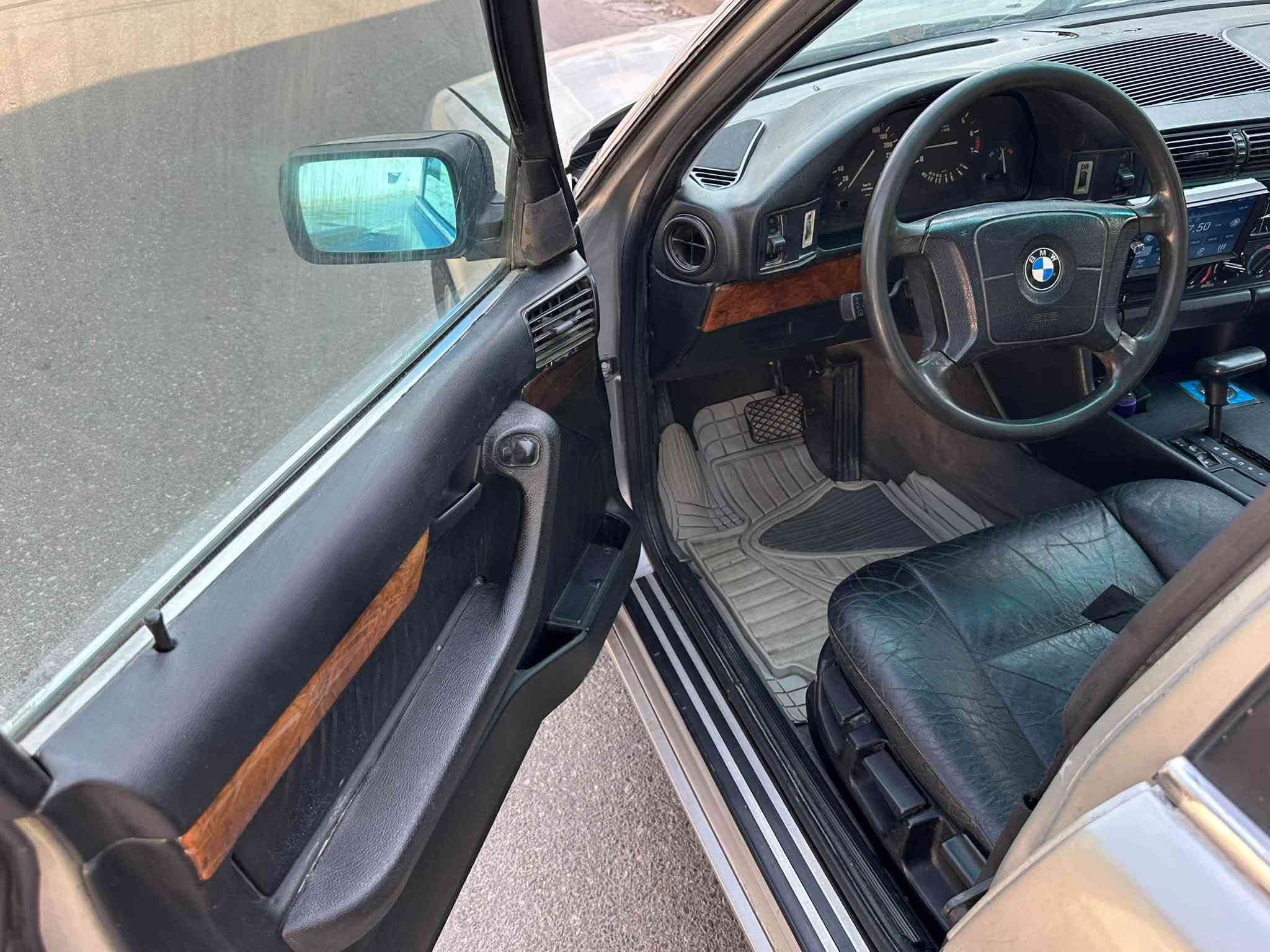 سلام عليكم
للبيع بي ام موديل 1992 اصل
حجم 525  مسكر فانوس اصل بليته وسنويه وارد يابان
صبغ فقط حزم بدون ضرر وبيها جراد شوفت عينك
كير مكينه صدر جديد ترايها شركه ناعمه بشكل
داخل كارتير جلد صاج داخلها كلش حلو تبريد ثلج
اخوان سياره حلوه وناعمه وكلها ع شركه ورقم بغداد بسمي تحويل ثاني يوم هزه جديده سعر 47 وبيها مجال قليل مكاني بغداد حي حطين او الخضراء
