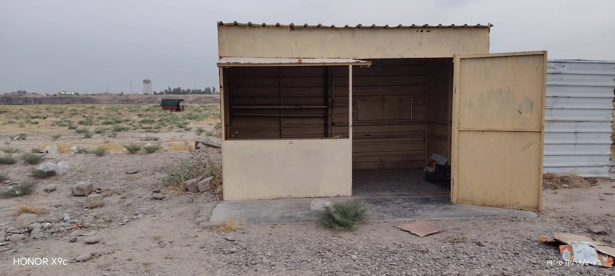 السلام عليكم كشك للبيع الطول (4متر) والعرظ (2متر) والارتفاع (مترين ونص) السعر اتصل على الرقم ***********
