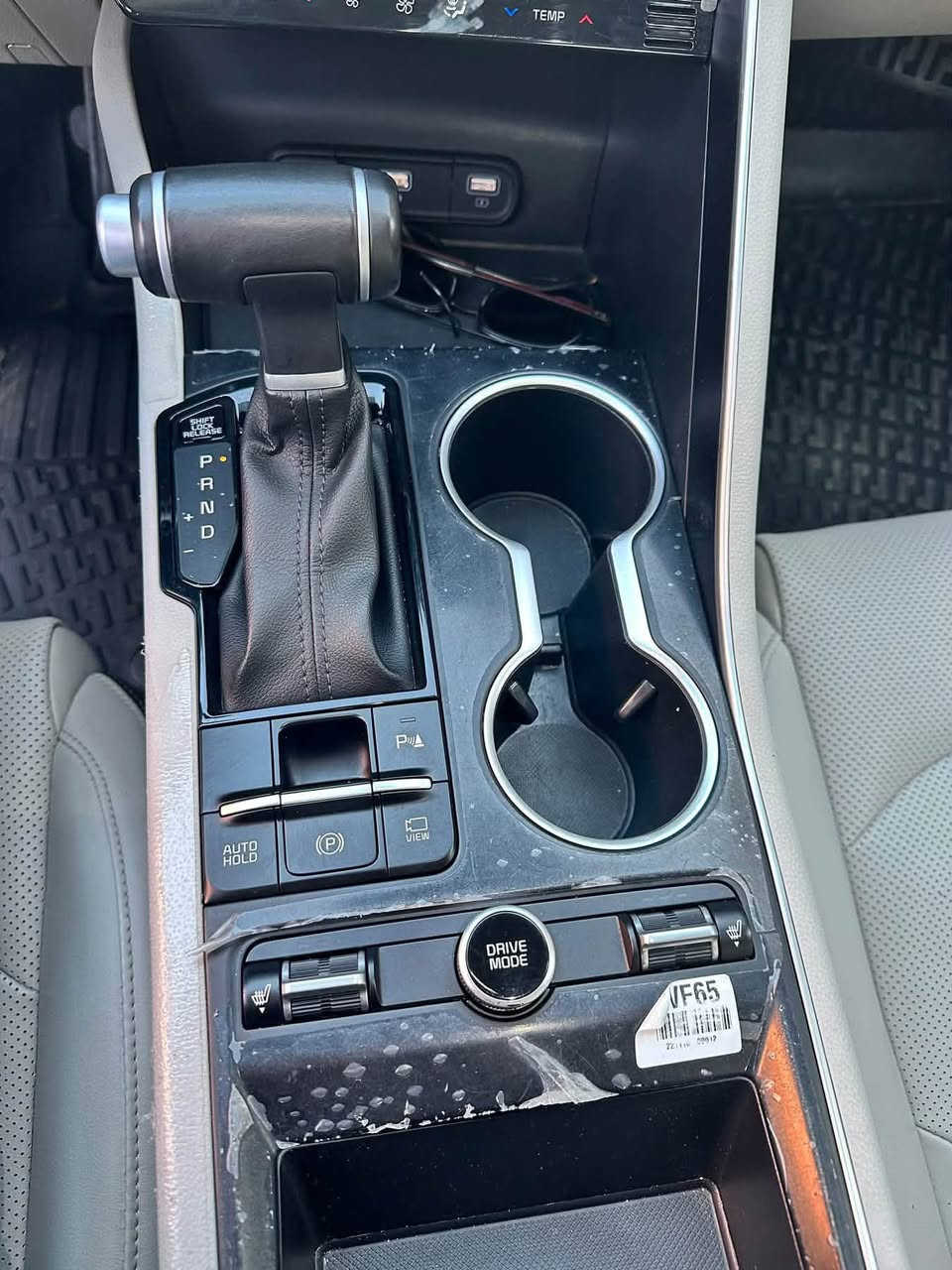 🔥 KIA K5 | موديل 2023
🇦🇪 وارد خليجي
📍 رقم أربيل – خصوصي
🛣️ الممشى: 37,000 كم فقط حقيقي 
⚙️ محرك 2.0 DOHC
🔄 أوتوماتيك

✨ المواصفات:
• سقف بانوراما 🌙
• كاميرا خلفية 📷
• حساسات أمامية وخلفية
• بصمة ودخول ذكي 🔑
• تشغيل عن بُعد
• مقاعد جلد اوف وايت 
• تدفئة المقاعد 🔥
• مقعد السائق كهربائي ⚡
• Blind Spot
• Apple CarPlay / Android Auto
• إضاءة LED
• مكيف أوتوماتيك ❄️
• حساسات ضغط الإطارات
• Auto Hold
• فرامل إلكترونية
• Drive Mode
• مرايات كهربائية شفط 
• أنظمة أمان وثبات
السياره اخذتها زيرو على ايدي وباسمي تحويل مباشر 
 بانزين محسن مشايفه العادي 
دهن وفلتر  كل ٣٠٠٠ كم ابدله امزويل من الوكاله
السياره جدا نظيفة بيها ملاحظات بسيطه تكحيلات بالدعامية فقط وشخص خفيف كد اصبع بالجاملغ الخلفي عايفه ما مصلحة 
السعر ٢١٥٠٠ $ وبيها مجال 
***********
