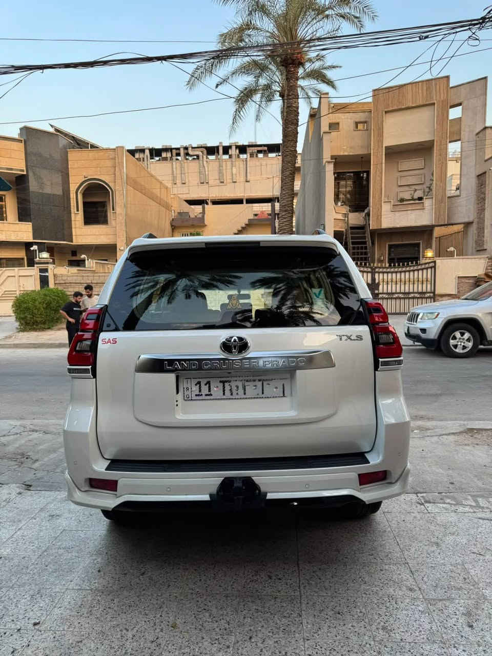 السلام علكم للبيع تيوتا برادو
موديل 2022 سبعينة 
                                                                      TXS. 
ضمان شركة ساز 
محرك 6 سلندر  4000cc. 
المواصفات 
بصمة تشغيل وبصمة ابواب 
فتحة سقف 
كشنات كهرباء كشن السايق 3 دكم 
5 كامرات 360 
داجل جلد قرميدي
تشغيل عن بعد 
حساسات 
ثلاجة  
لايت زنون 
زراك لايت
مرايات شفط 
شاحن واير ليس
تبريد ثلاث قطع 
وباقي المواصفات معروفة السيارة جاهزة من كل النواحي  مكفولة كفالة عامة سونار مرفق وياهة تاريخ جديد
ماشيه 55 الف كيلو 
السيارة رقم بغداد انكليزي ب اسمي 
السعر 41 الف دولار. 410 ورقة وبيهة مجال بسيط 
عنوان بغداد للاستفسار ***********
