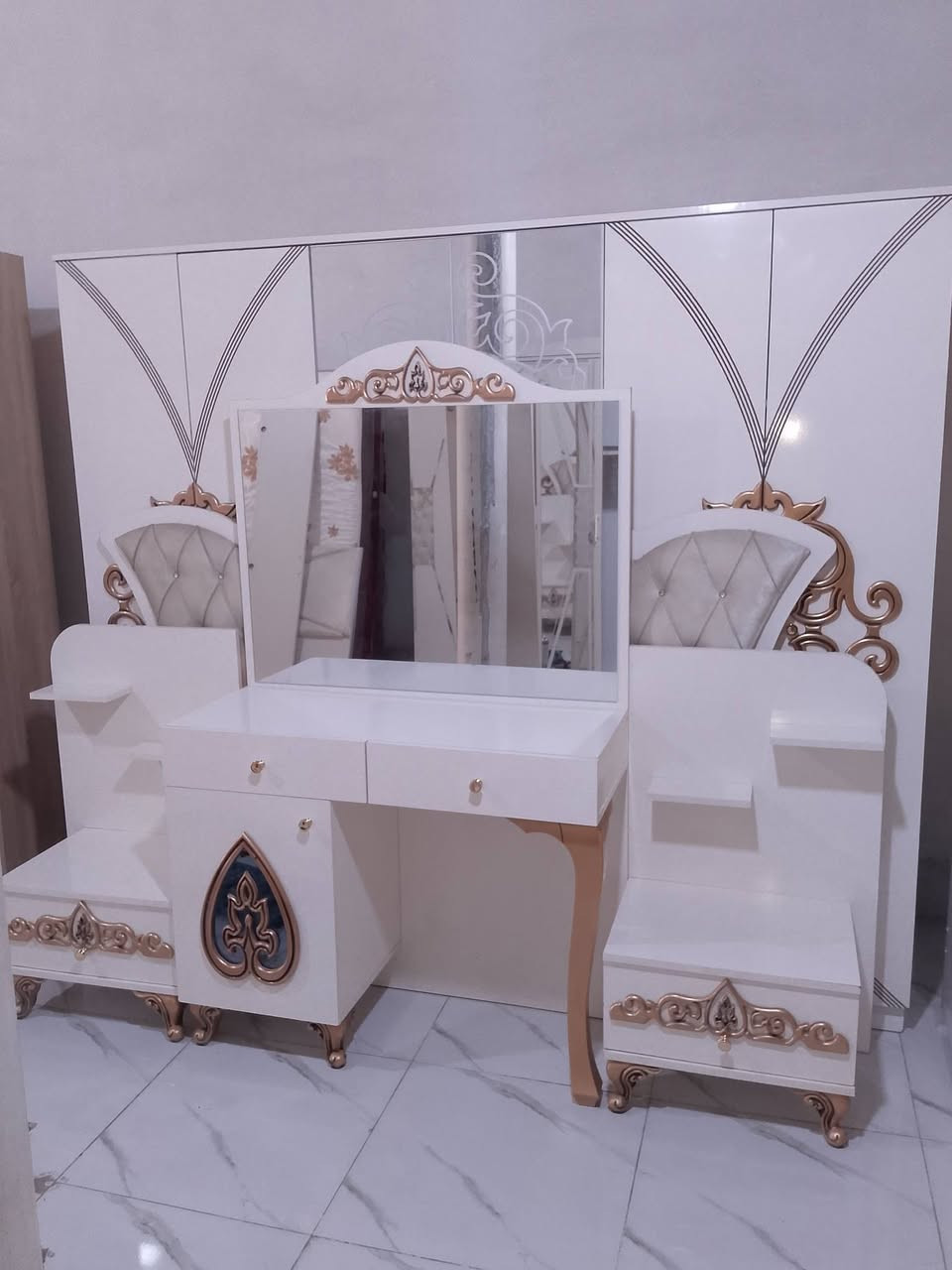 للبيع غرفه نوم تركي 5قطع مستعمل شي قليل للاستفسار اتصل ***********
