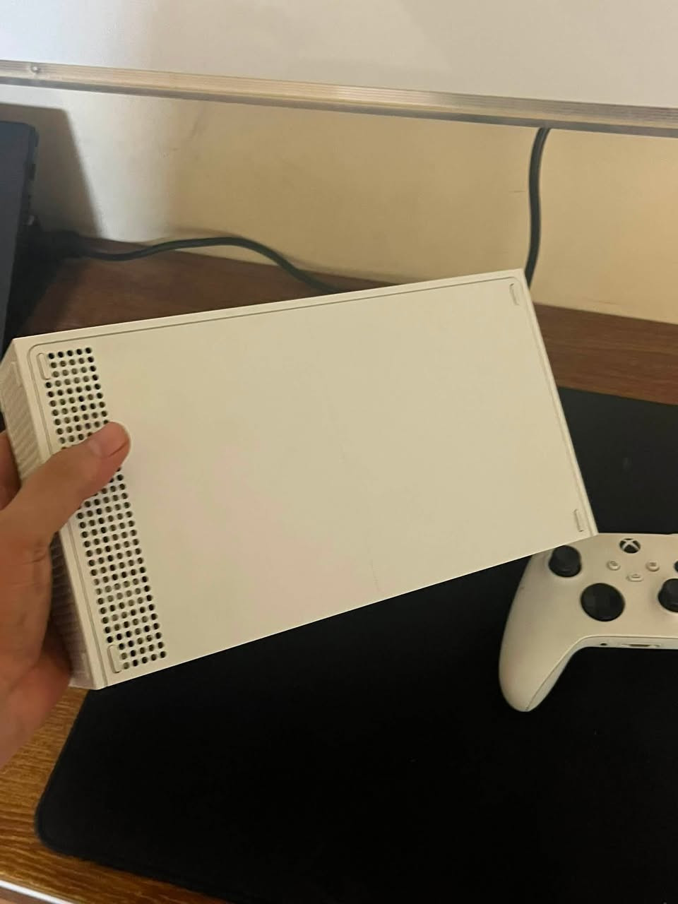 السلام عليكم
موجود سيريس اس للبيع استخدام قليل كلش البيع بسبب عدم الفراغ 
اصدار 23/11 ما مفتوح ولا مصلح 
تجي وياه يدته الاصليه هماتين لا مفتوحه ولا مصلحه الجهاز نضيف كلش 
بي اللعاب منسوخه او مملوكه حوالي ١٠٠ لعبه واغلبهم قويات 
وهماتين انطيك حساب بي gta 5 
السعر 390 وبي مجال ملحقاته كامله موجوده والكارتون هماتين مالته موجود 
مكاني سماوه قضاء الخضر
توصيل موجود لجميع المحافظات
***********
