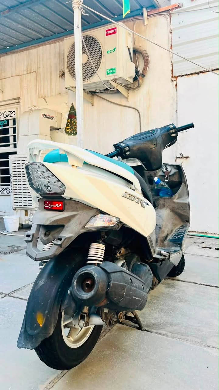 دراجه جيتي آر لون ابيض مكينه مكفوله نضيفه الدراجه كفاله عامه مابيه أي نقص كامله للبيع السعر 1100 وبيها مجال العنوان بغداد الدوره حي الصحه الرقم الهاتف ***********
